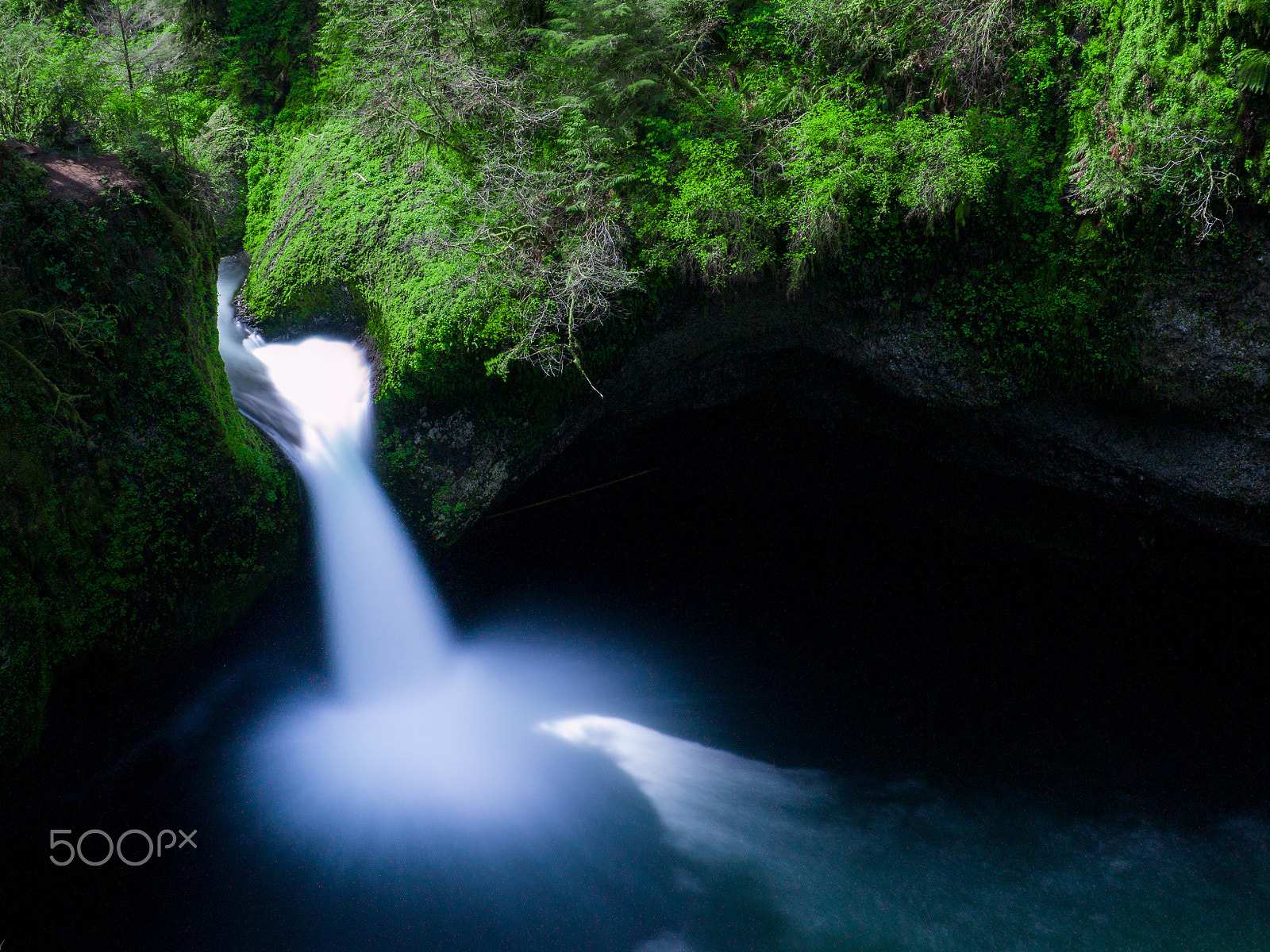 Olympus OM-D E-M1 + Panasonic Leica DG Summilux 25mm F1.4 II ASPH sample photo. "the punch" photography