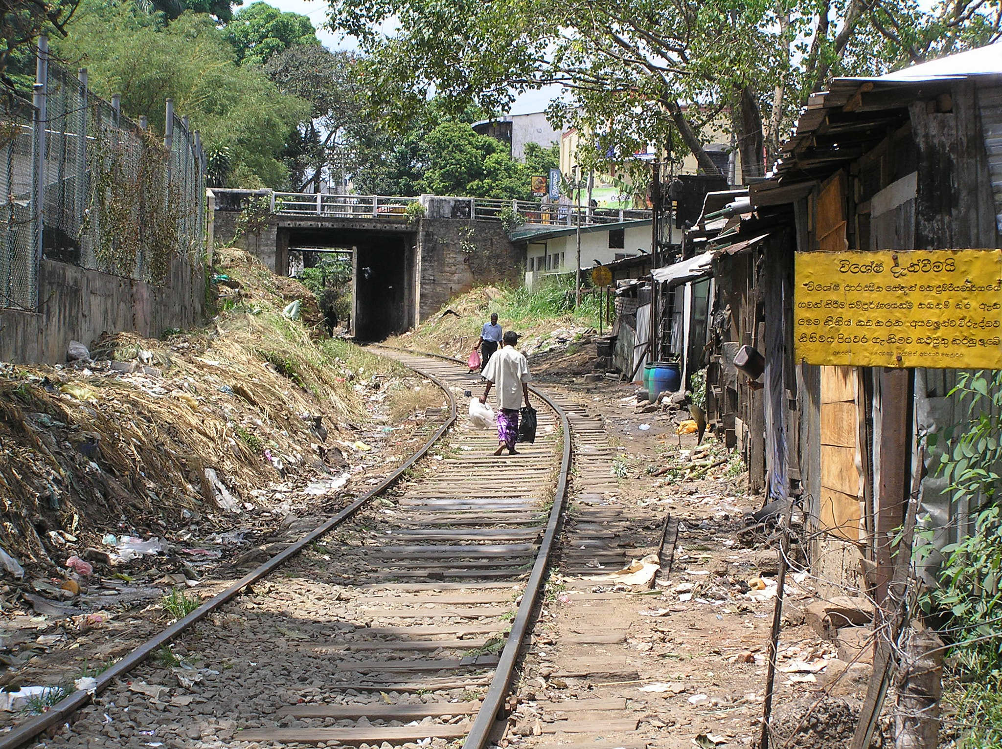 Olympus C765UZ sample photo. Kandy railroad photography