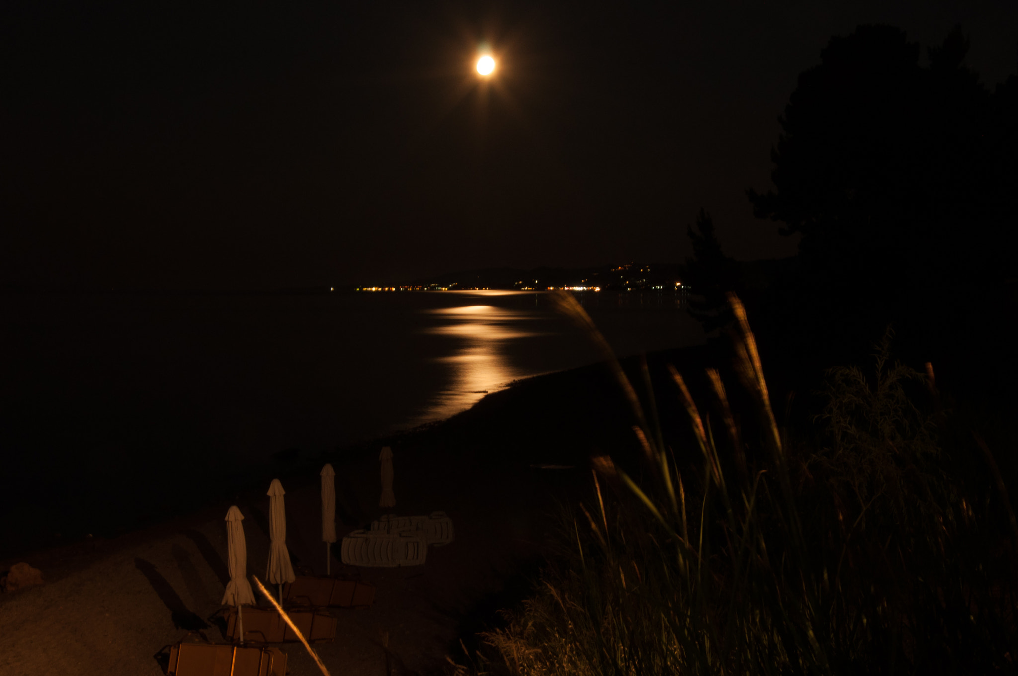 Nikon AF Nikkor 24-85mm F2.8-4D IF sample photo. Sea by night photography
