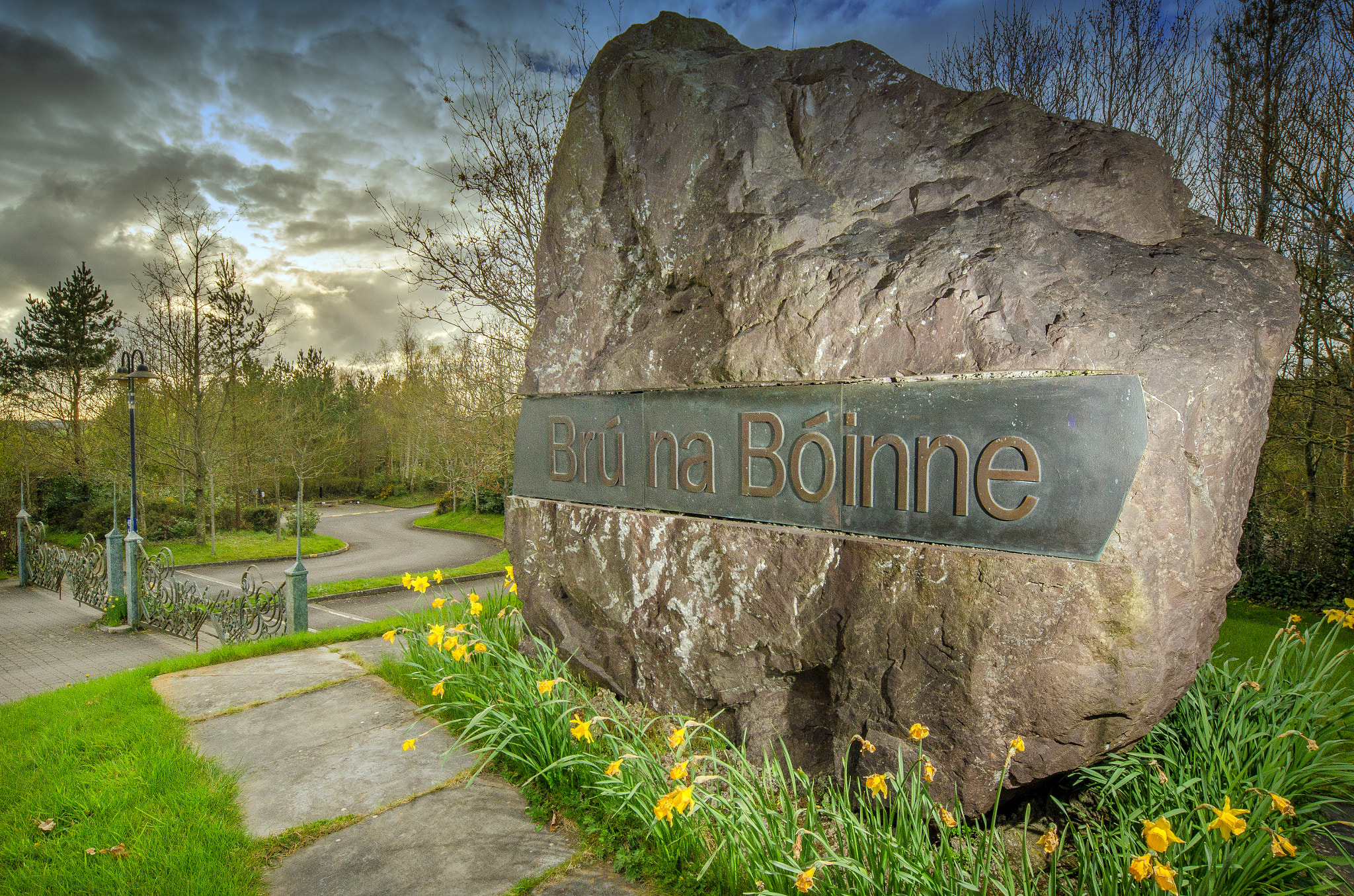 Sigma 12-24mm F4.5-5.6 EX DG Aspherical HSM sample photo. Brú na bóinne visitor centre sign http://bit.ly/mi-gallery photography