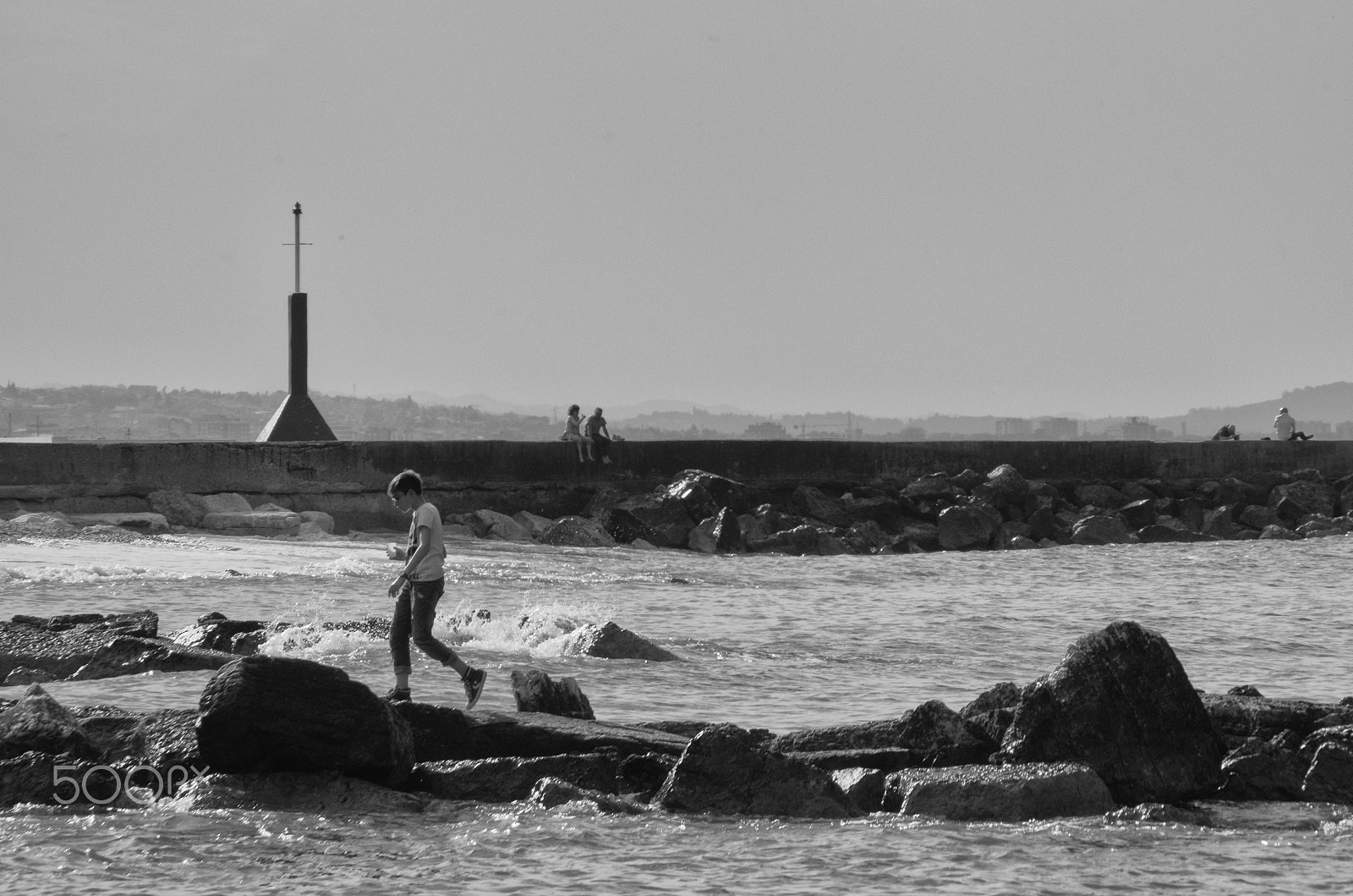 Nikon D5100 + Sigma 28-200mm F3.5-5.6 Compact Aspherical Hyperzoom Macro sample photo. Walking on the sea - pesaro port photography