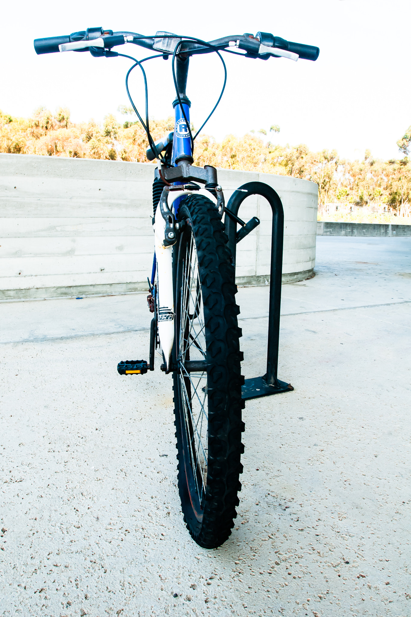 Nikon D300 + Nikon AF-S Nikkor 17-35mm F2.8D ED-IF sample photo. Abandoned bicycle low angle photography