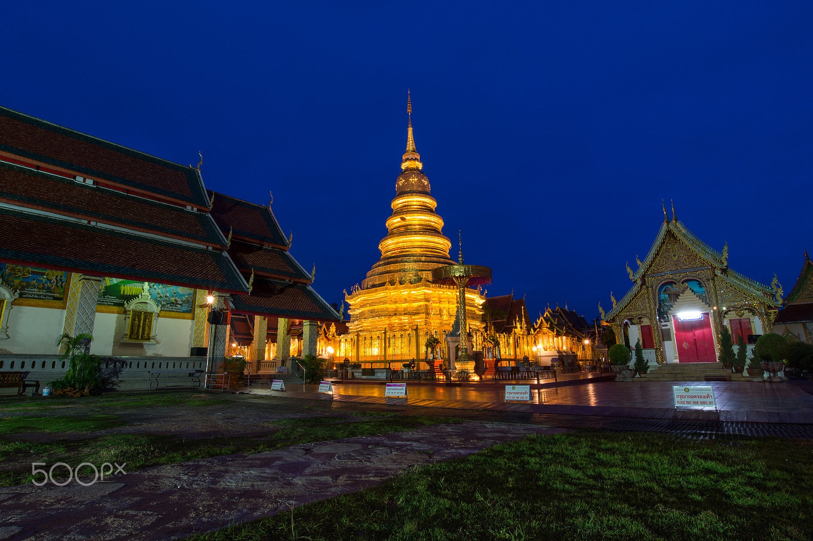 Nikon AF-S Nikkor 18-35mm F3.5-4.5G ED sample photo. Wat phra that hariphunchai in twilight time photography