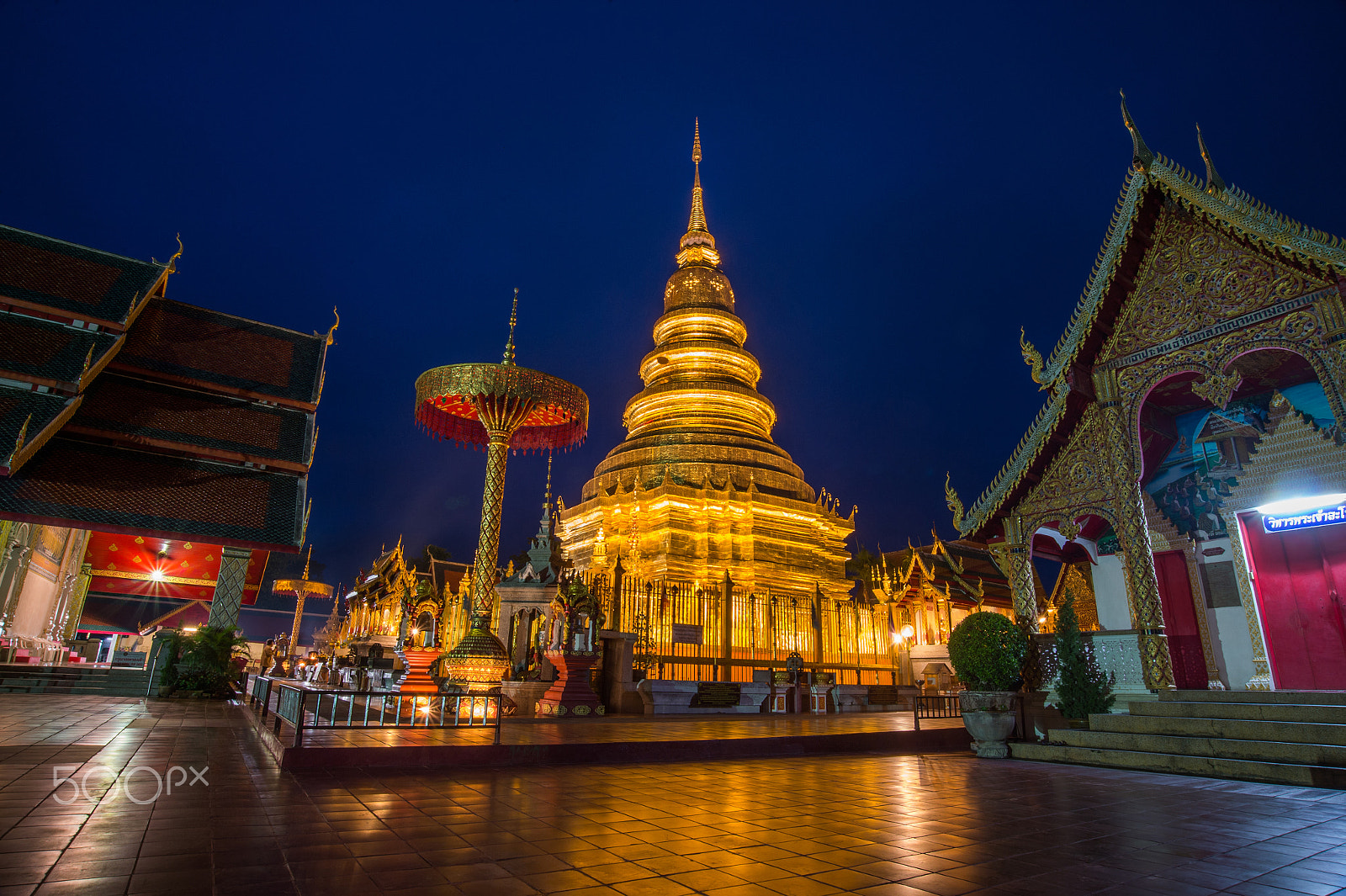 Nikon AF-S Nikkor 18-35mm F3.5-4.5G ED sample photo. Wat phra that hariphunchai in twilight time photography