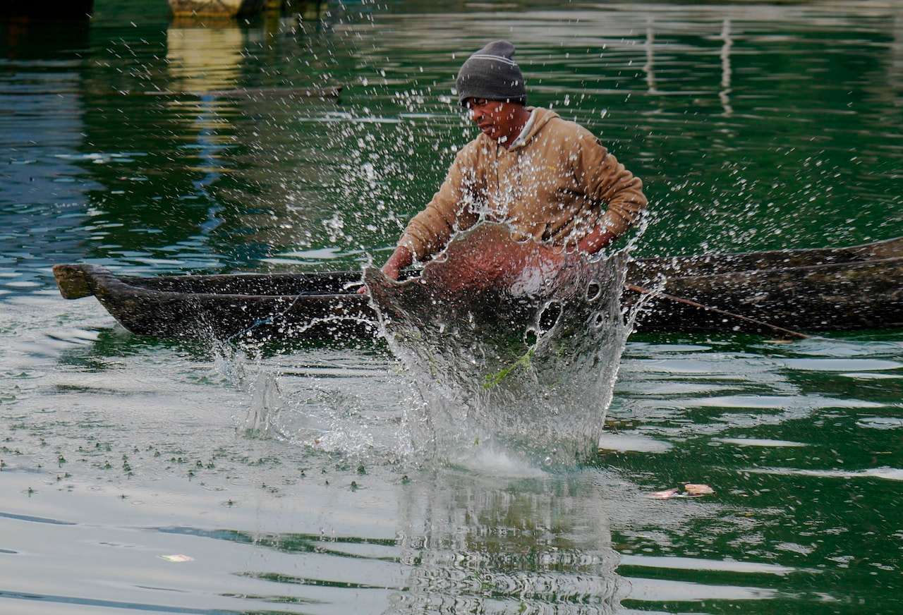 Panasonic Lumix DMC-GH3 sample photo. Fishing in lake batur / bali photography