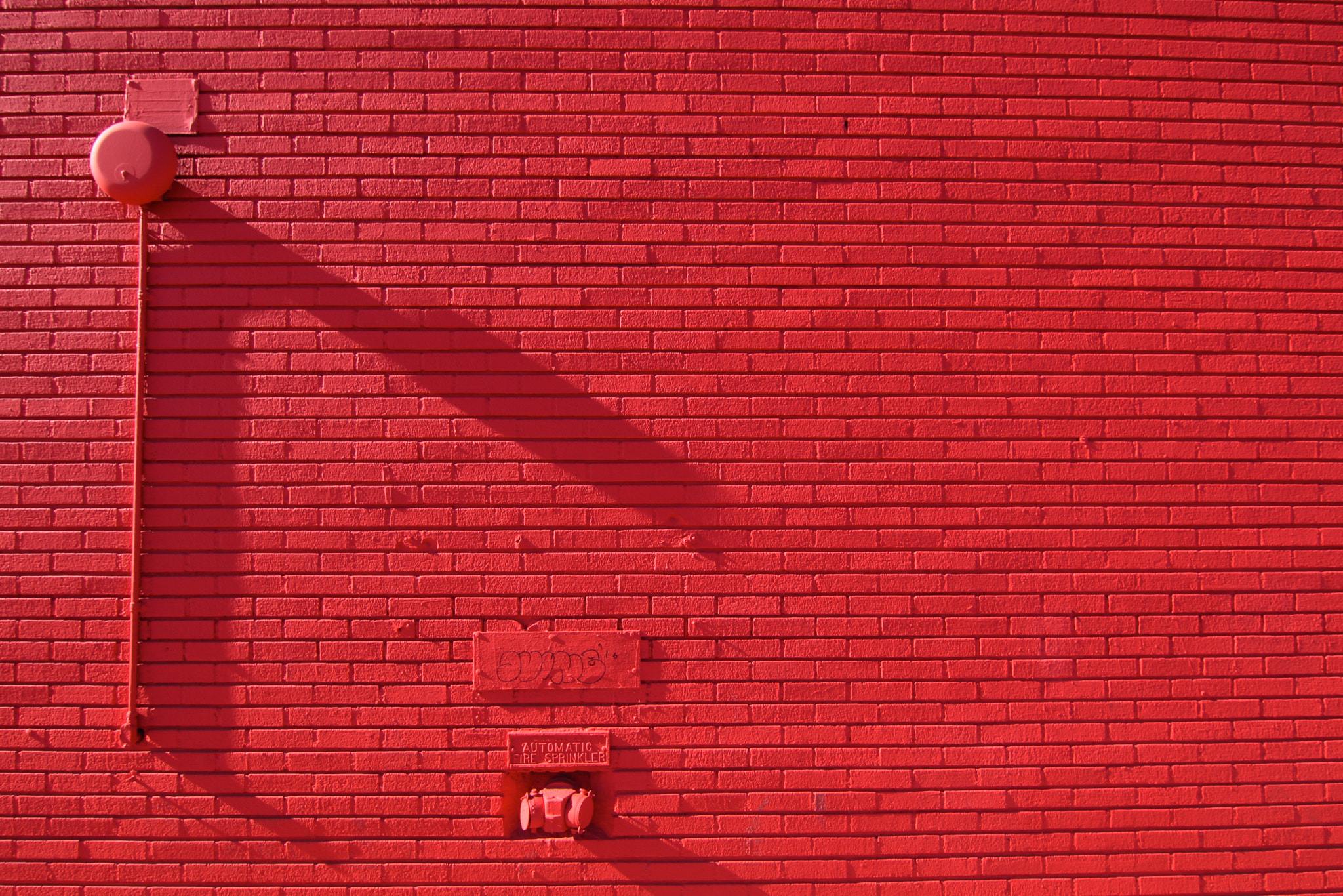 Canon EOS 650D (EOS Rebel T4i / EOS Kiss X6i) sample photo. Red wall photography