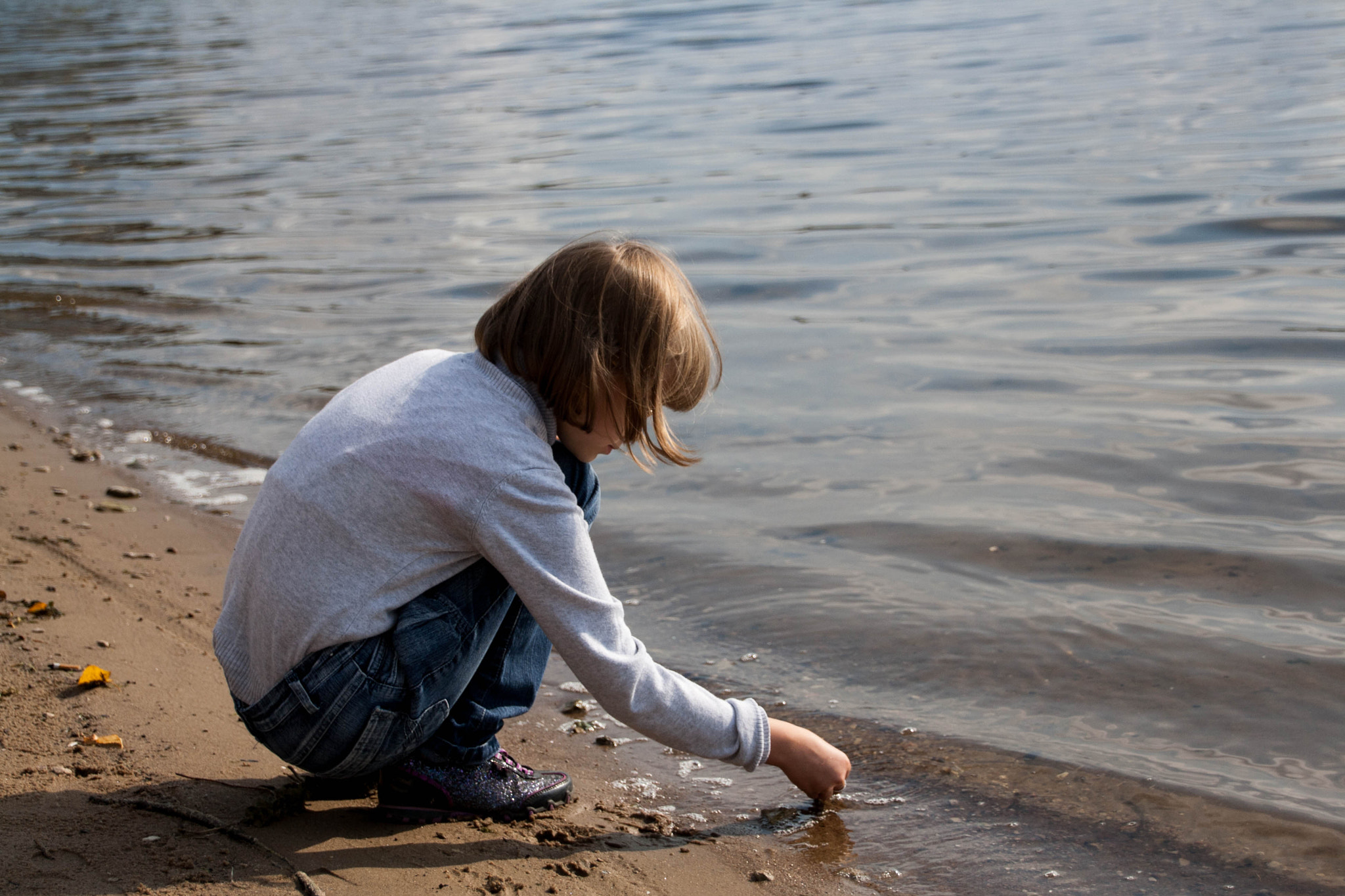 Canon EOS 1000D (EOS Digital Rebel XS / EOS Kiss F) sample photo. Blonde girl looks at the river photography