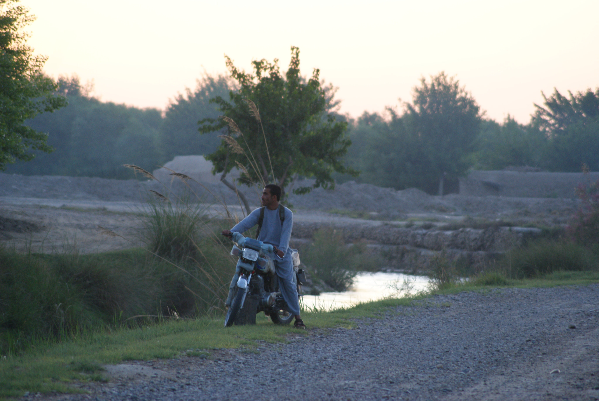 Sony DT 55-200mm F4-5.6 SAM sample photo. A man watches around area  photography