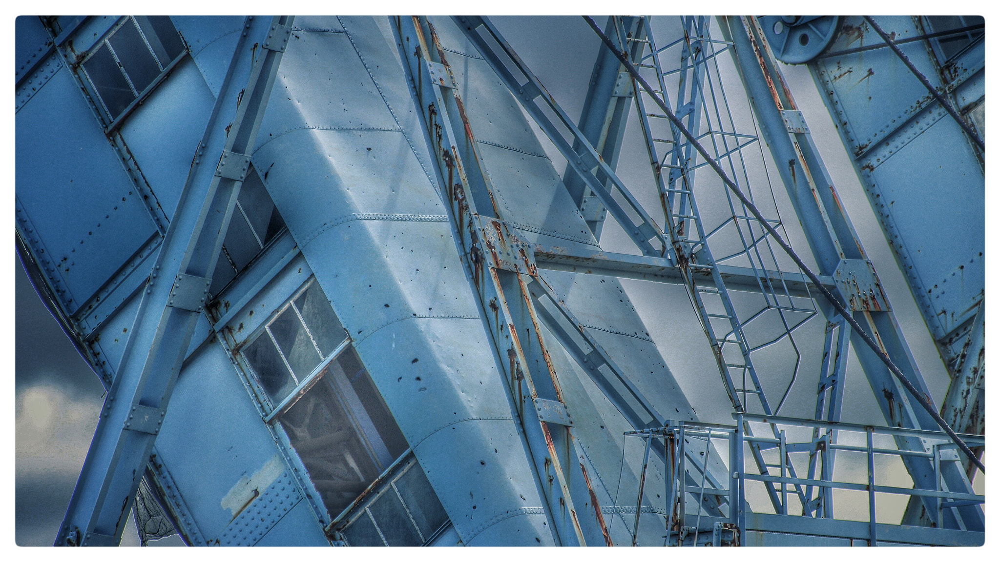 Canon EOS 600D (Rebel EOS T3i / EOS Kiss X5) + Canon 70-300mm sample photo. Structure photography