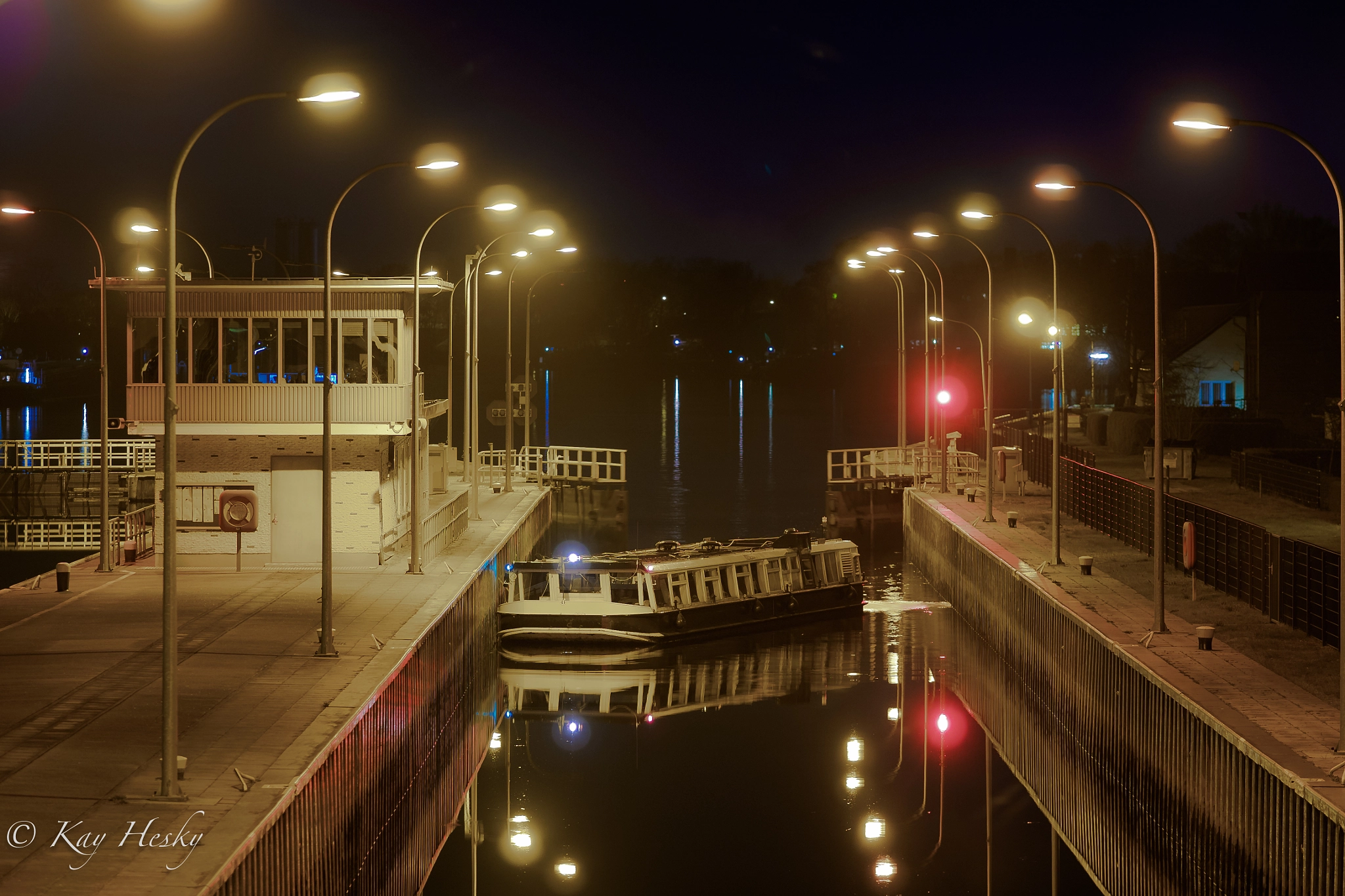 Olympus OM-D E-M5 II + Olympus M.Zuiko Digital ED 75mm F1.8 sample photo. Ship lock at night photography