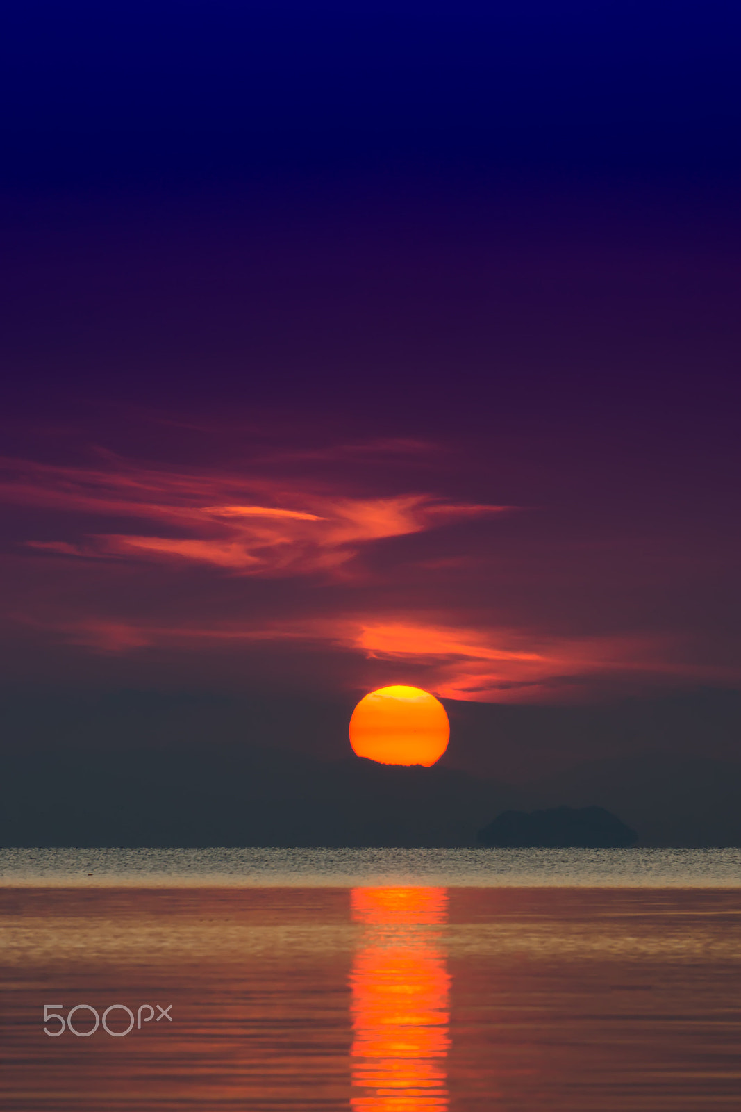 Sony DT 55-300mm F4.5-5.6 SAM sample photo. Big sun and orange cloud in sunset sky on the lake. photography