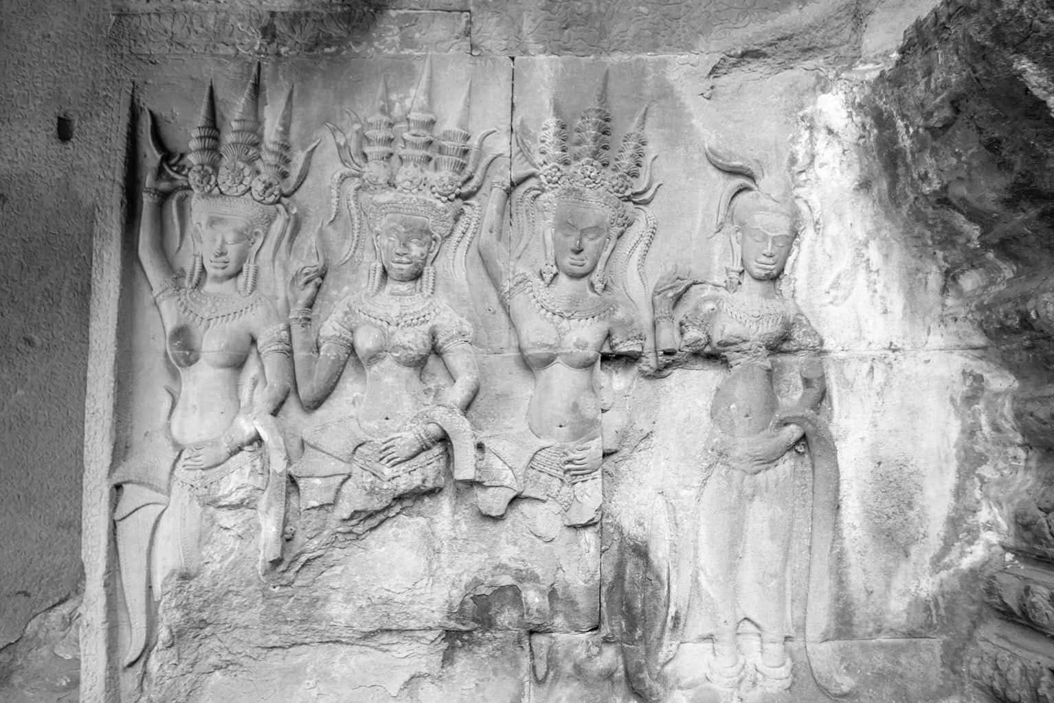 Pentax *ist DS sample photo. Angkor wat relief photography