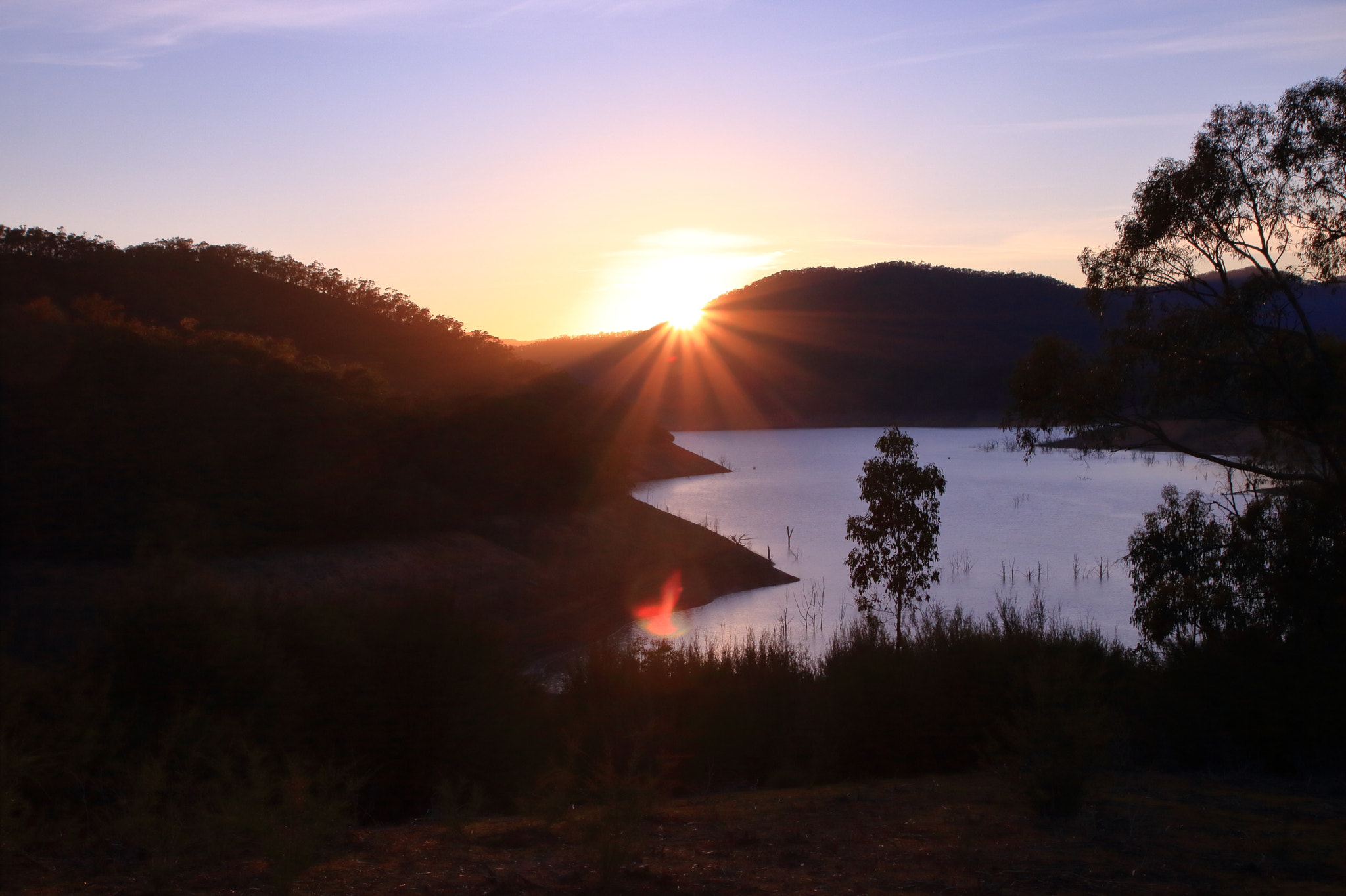 Canon EOS 750D (EOS Rebel T6i / EOS Kiss X8i) + Tamron SP AF 17-50mm F2.8 XR Di II LD Aspherical (IF) sample photo. Sunrise over eildon photography