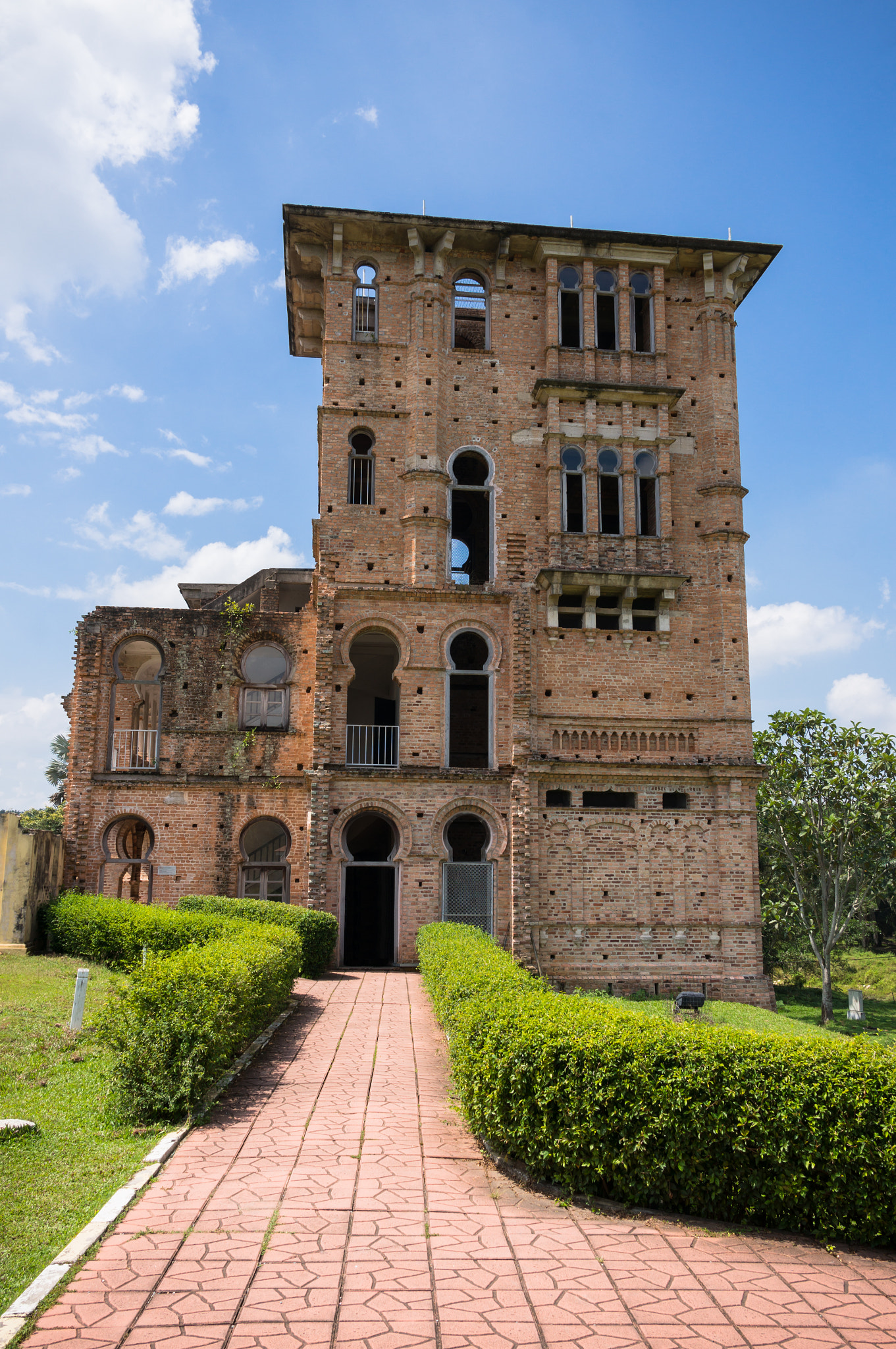 Sony Alpha NEX-5T + Sigma 19mm F2.8 EX DN sample photo. Kellie's castle photography