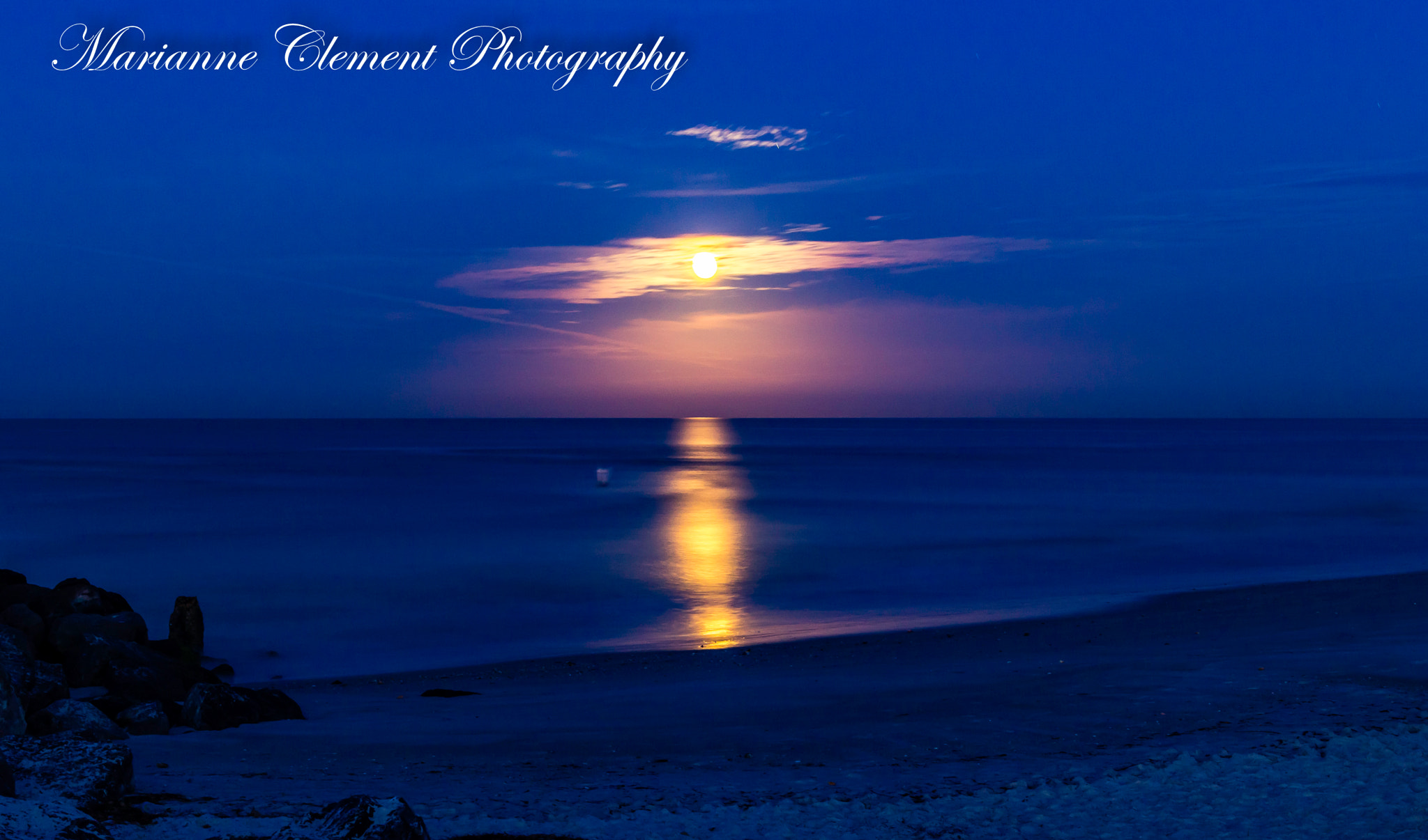 Canon EOS 1200D (EOS Rebel T5 / EOS Kiss X70 / EOS Hi) sample photo. Moon setting on madeira beach photography