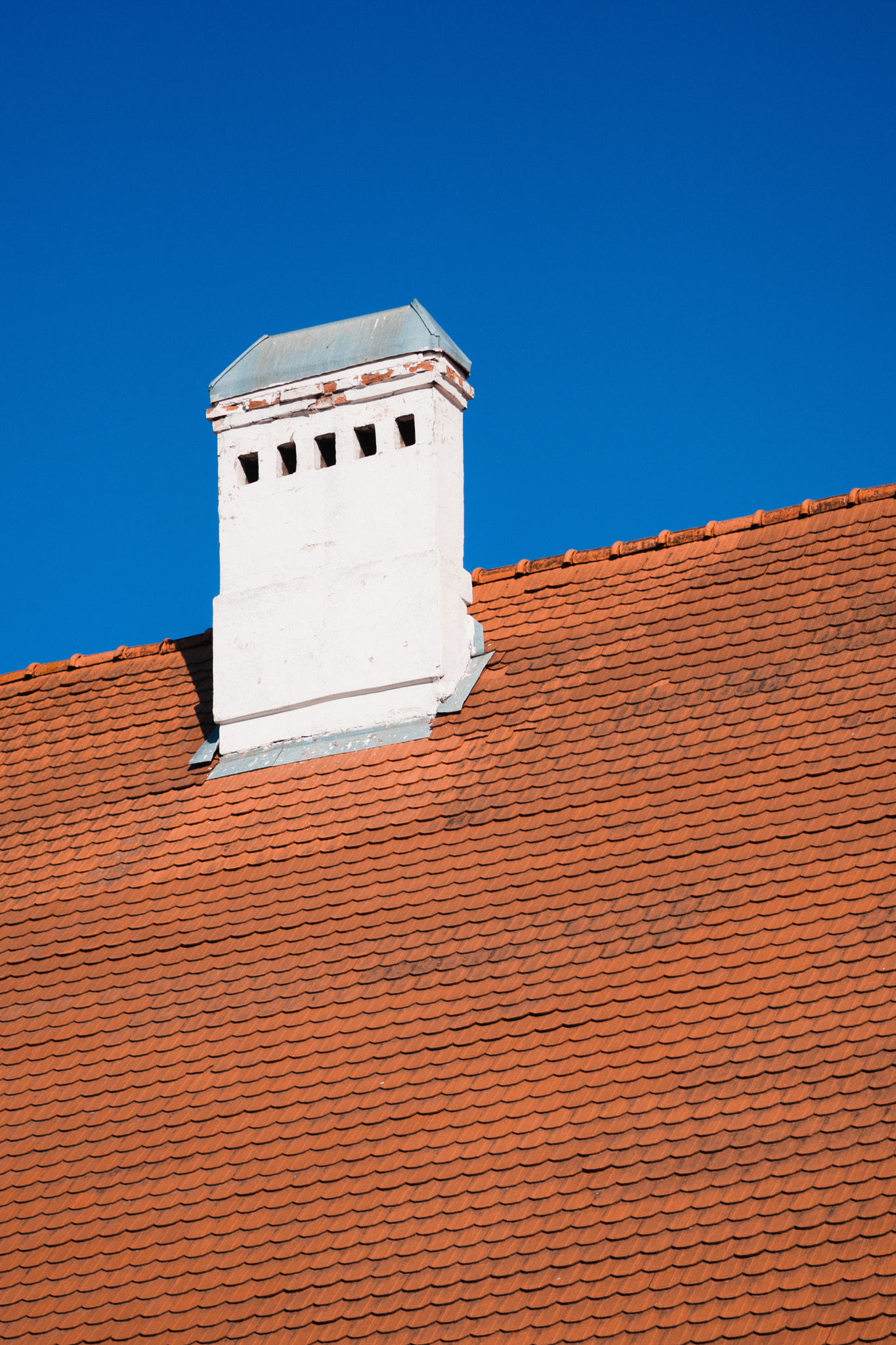 Sony Alpha NEX-5R + E 60mm F2.8 sample photo. The chimney on the roof photography