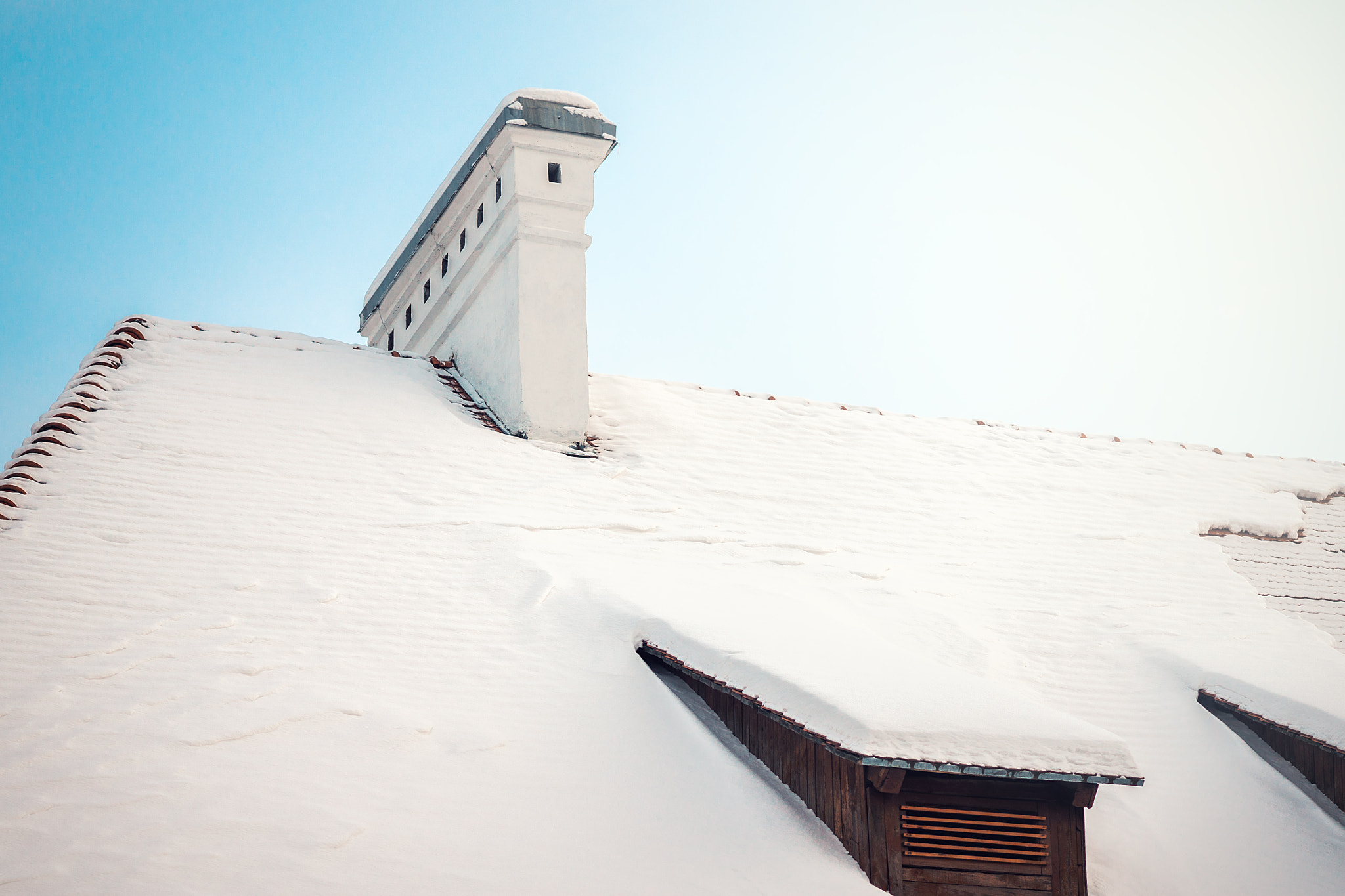 Sony Alpha NEX-5R + E 60mm F2.8 sample photo. The chimney on the roof photography