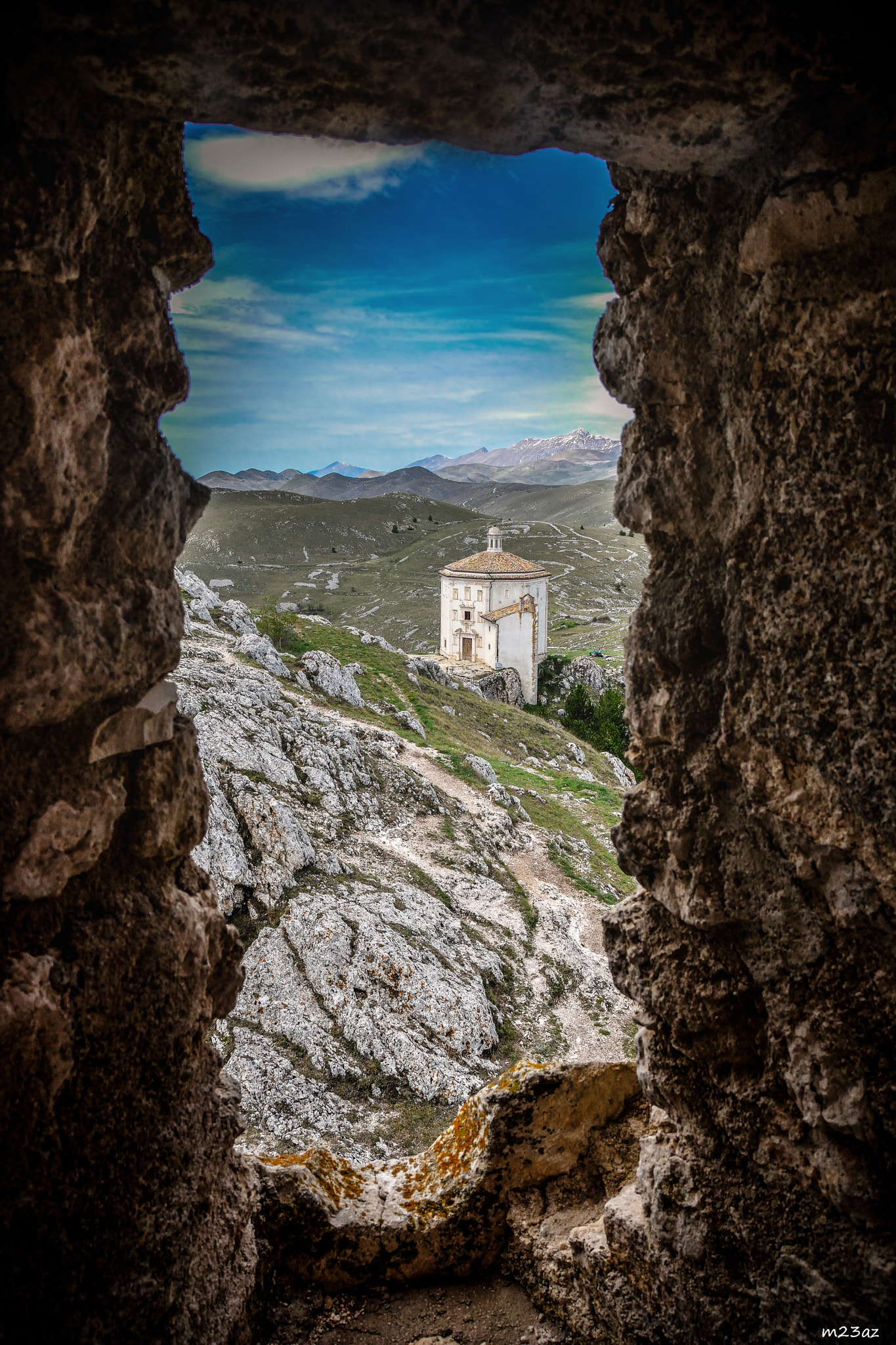 Nikon D3300 + Sigma 17-70mm F2.8-4 DC Macro OS HSM | C sample photo. Finestra da rocca calascio photography