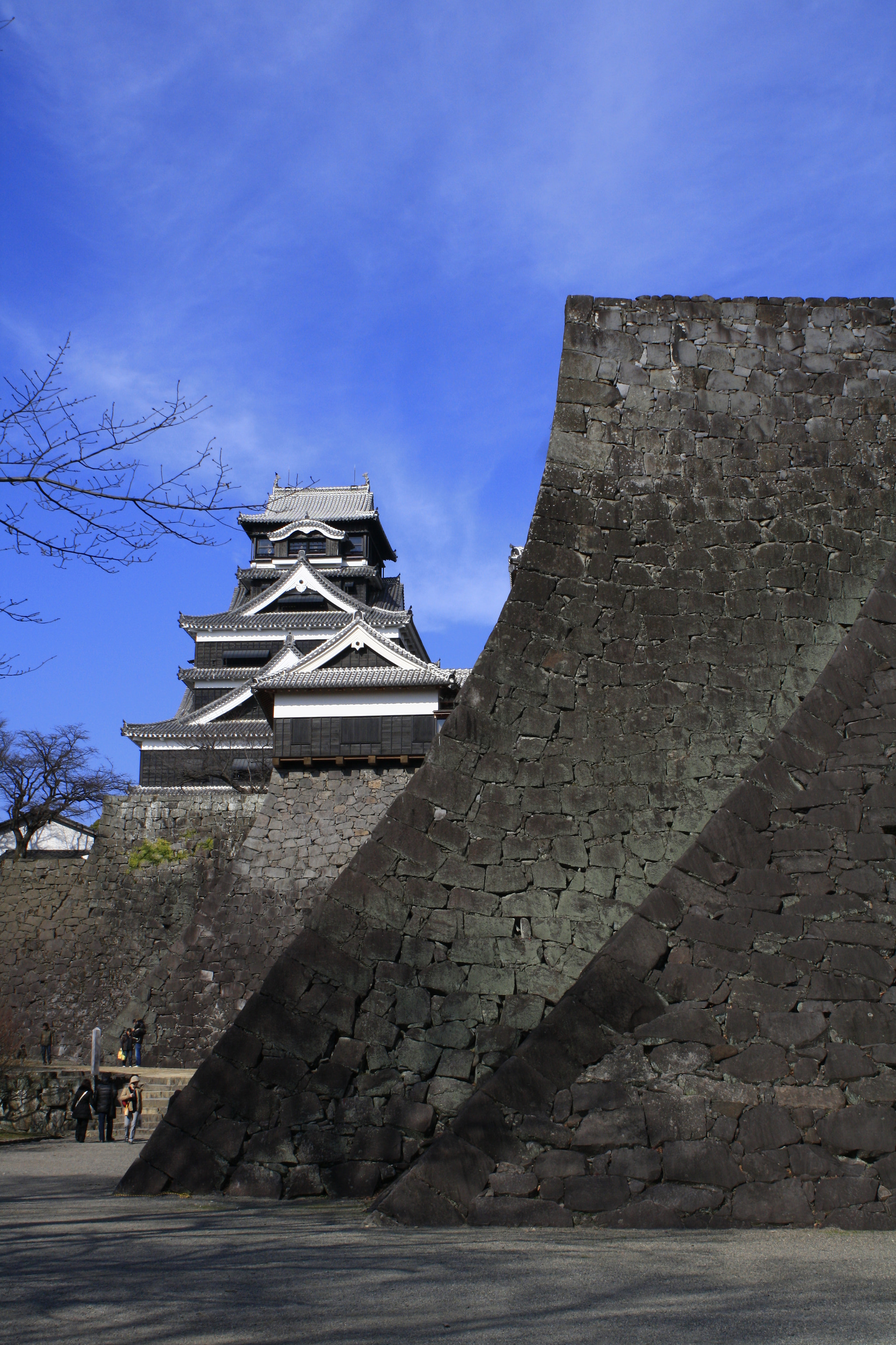 Canon EOS 1000D (EOS Digital Rebel XS / EOS Kiss F) + Canon EF-S 18-55mm F3.5-5.6 IS sample photo. 熊本城天守閣と石垣 photography