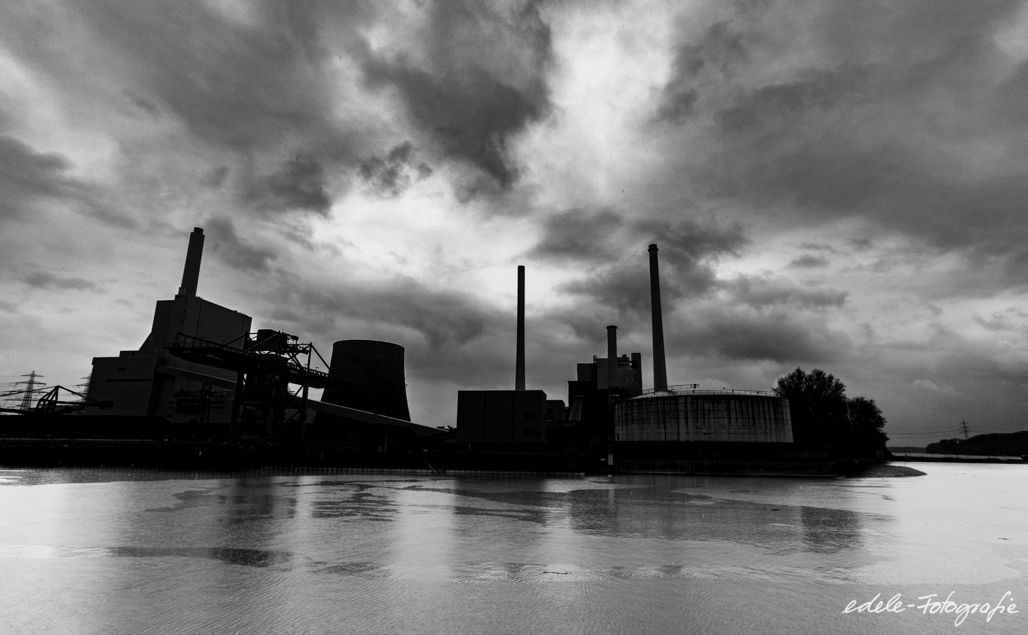 Canon EF-S 10-18mm F4.5–5.6 IS STM sample photo. Cloudy industry @ edele-fotografie.de photography