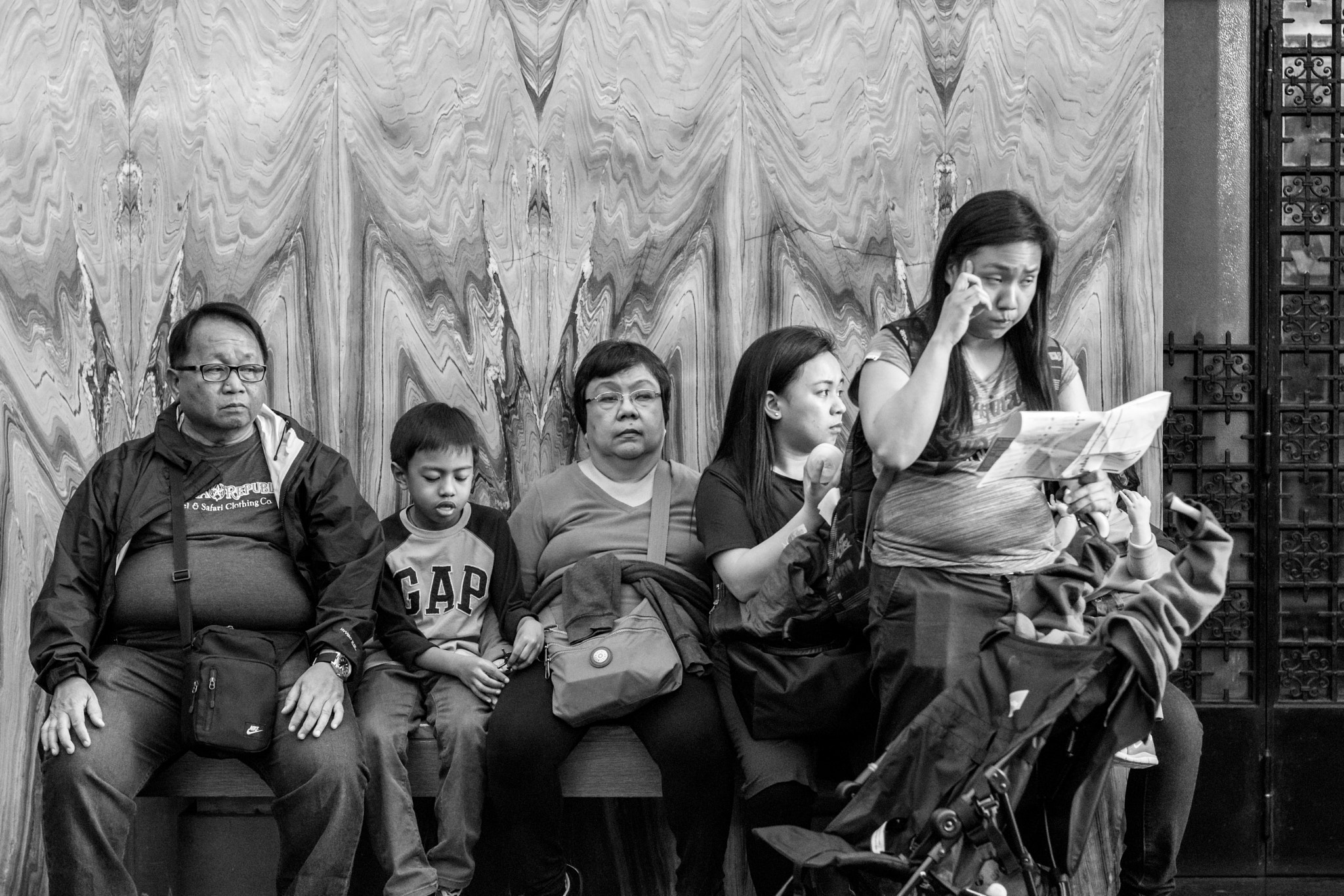 Nikon D7200 + Nikon AF Nikkor 50mm F1.4D sample photo. Tourists regrouping photography