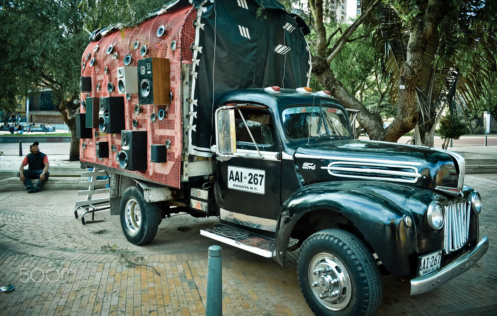 AF Zoom-Nikkor 35-70mm f/3.3-4.5 N sample photo. Bogota - soundtruck photography