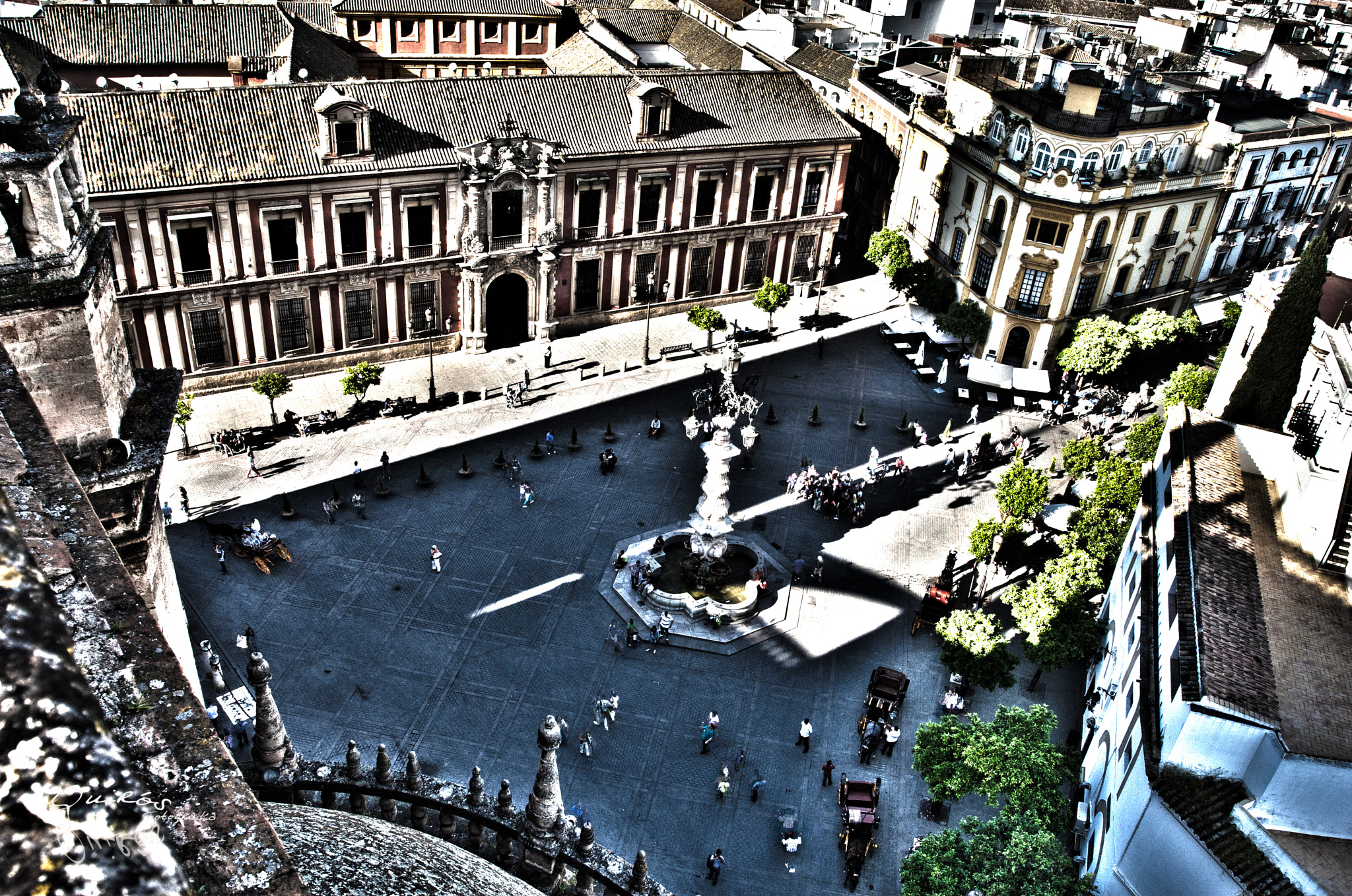 Canon EOS 30D + Canon EF 17-40mm F4L USM sample photo. A la sombra de la giralda photography