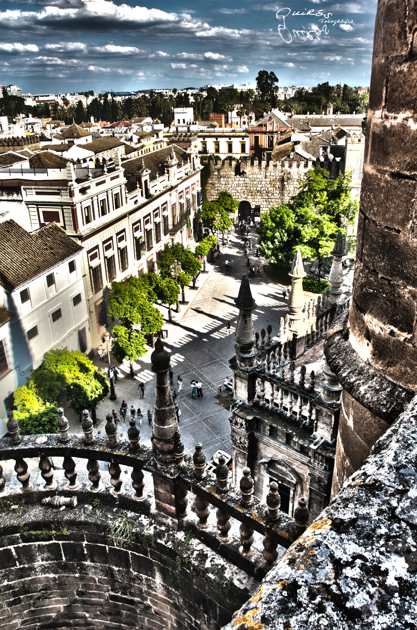 Canon EOS 30D + Canon EF 17-40mm F4L USM sample photo. Patio de banderas photography
