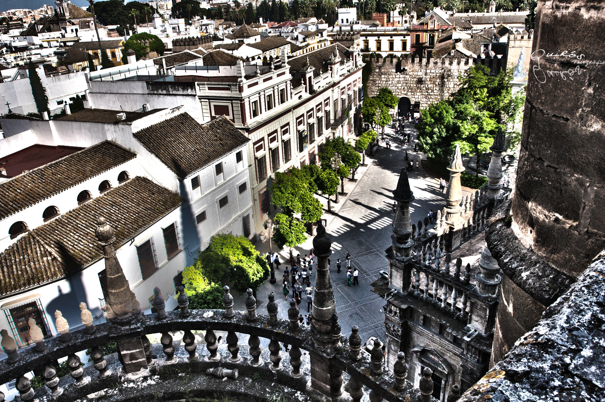 Canon EOS 30D + Canon EF 17-40mm F4L USM sample photo. Patio de banderas photography