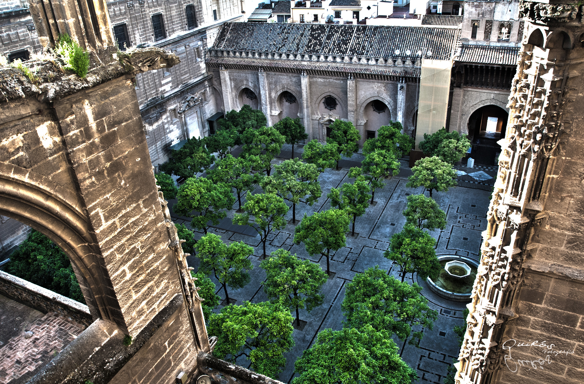 Canon EOS 30D + Canon EF 17-40mm F4L USM sample photo. Patio de los naranjos photography