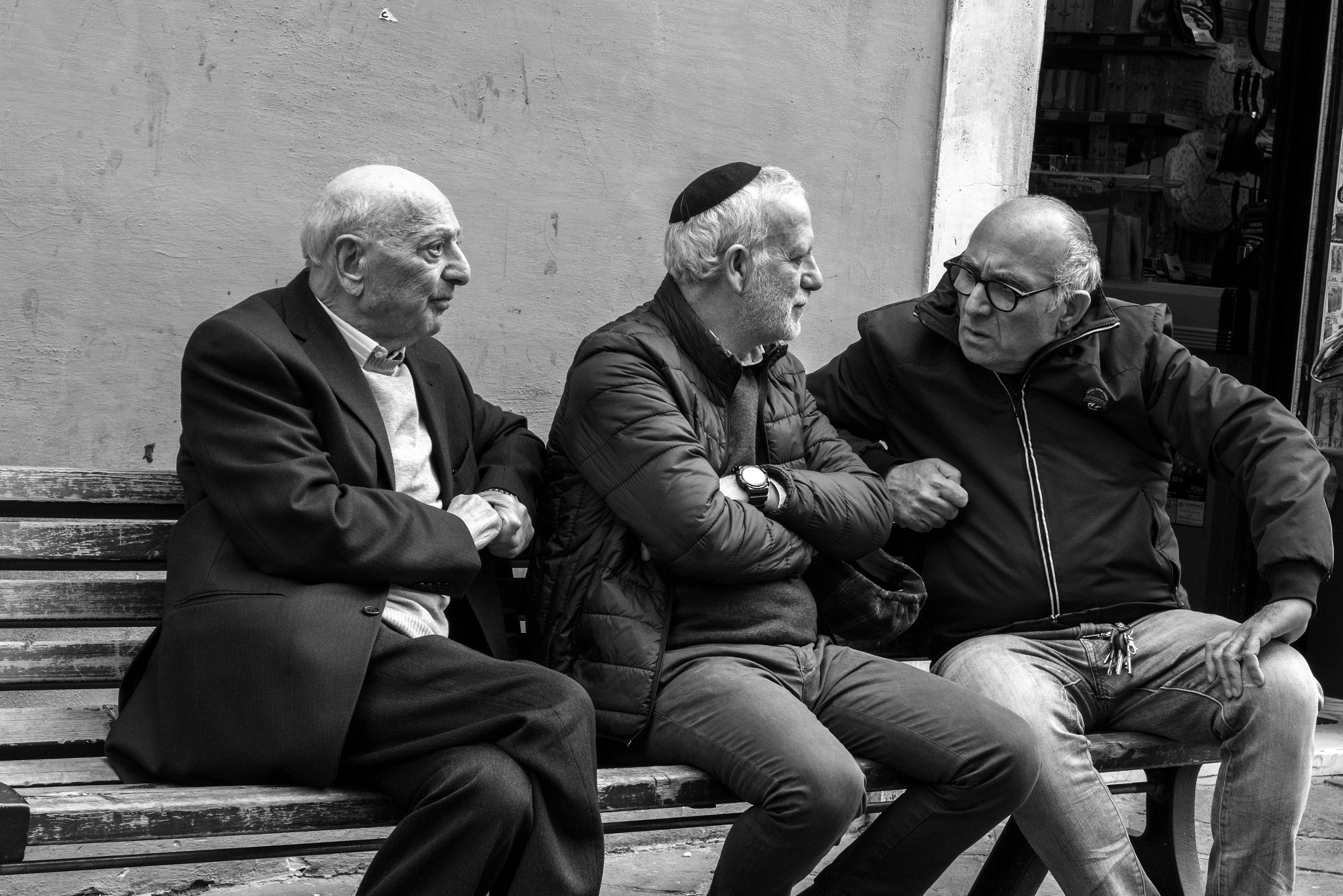 Nikon D7200 + Nikon AF Nikkor 50mm F1.4D sample photo. Old-fashioned chat photography