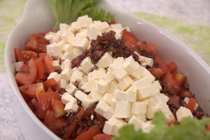 Sony Alpha DSLR-A700 + Sony DT 16-50mm F2.8 SSM sample photo. Tomato & feta salad photography