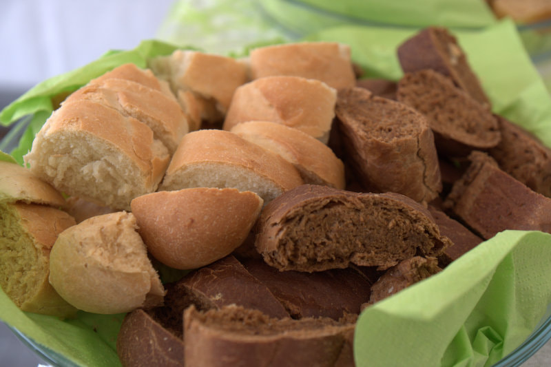 Sony Alpha DSLR-A700 + Sony DT 16-50mm F2.8 SSM sample photo. Bread in basket photography