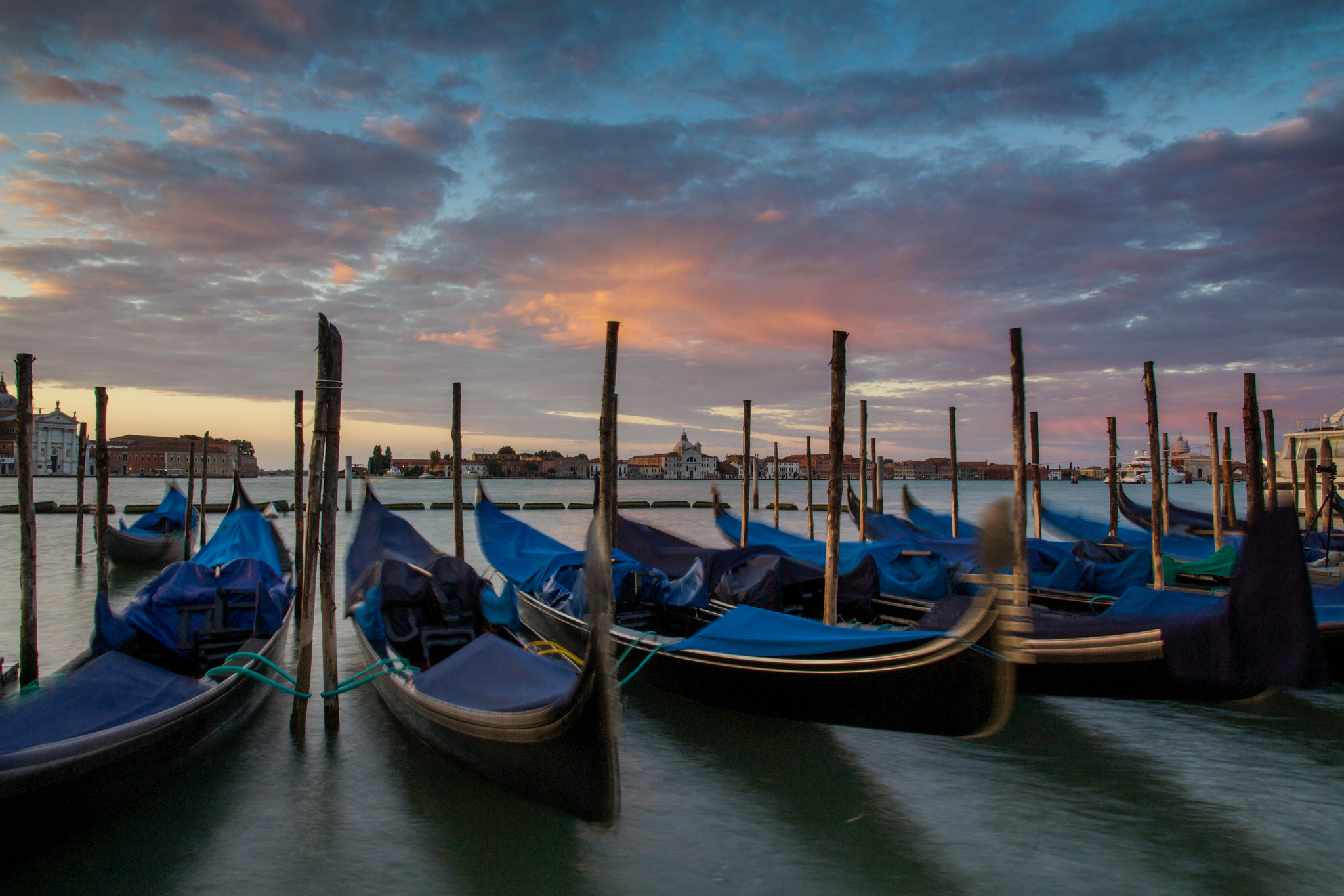 Canon EOS 650D (EOS Rebel T4i / EOS Kiss X6i) sample photo. Gondolas in the morning photography