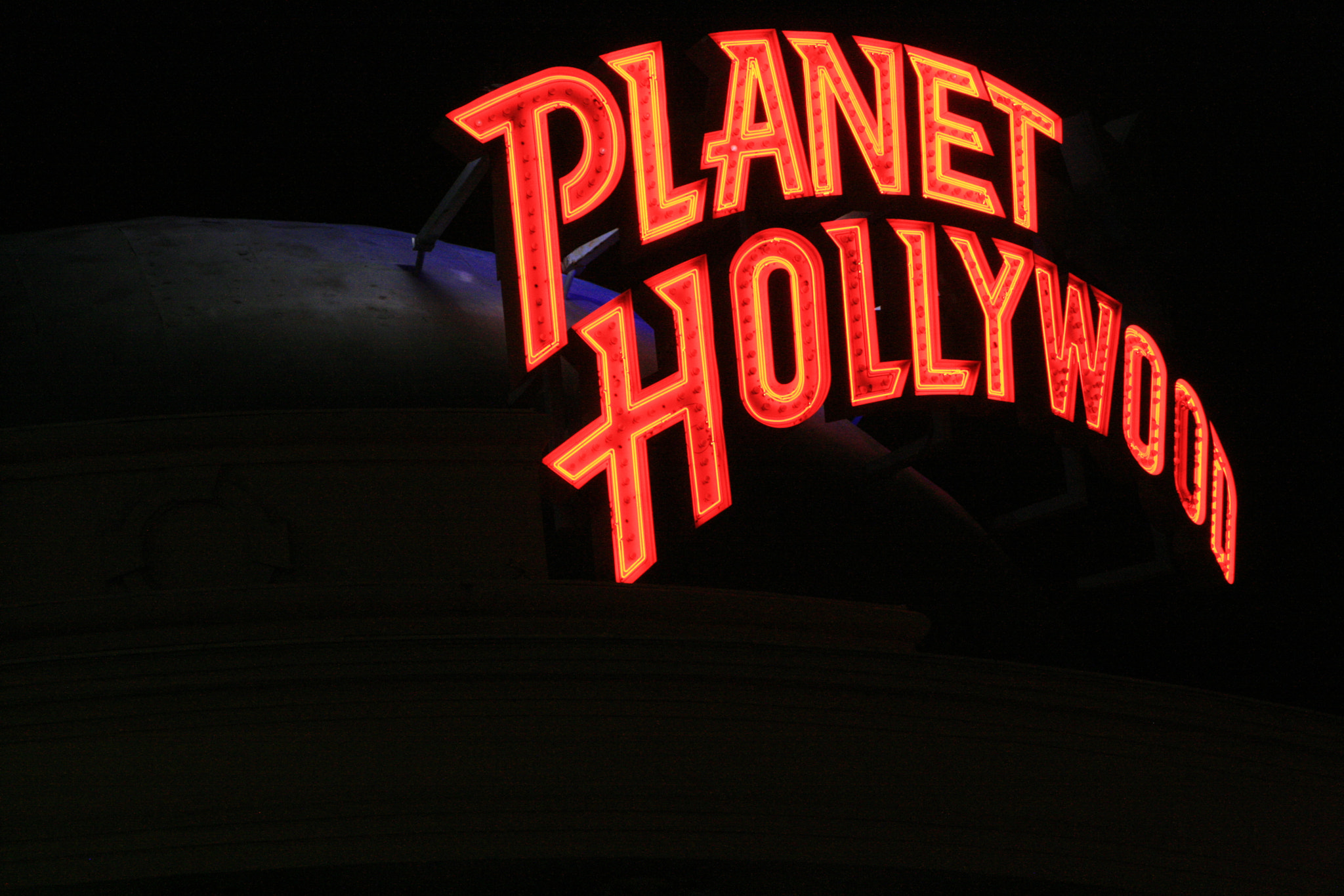 Canon EOS 400D (EOS Digital Rebel XTi / EOS Kiss Digital X) + Canon EF 28-105mm f/3.5-4.5 USM sample photo. Planet hollywood neon sign photography
