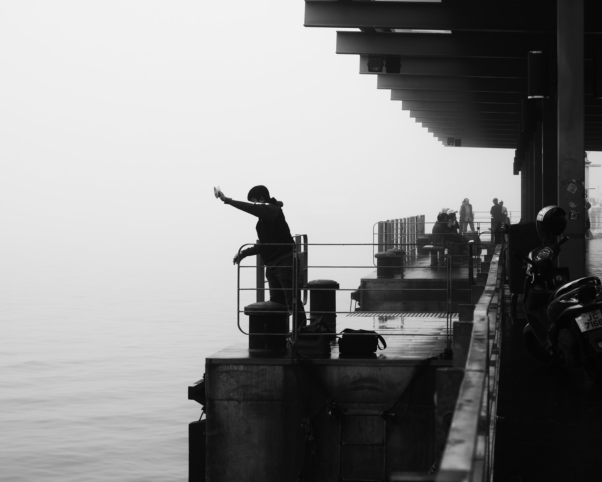 Olympus OM-D E-M5 II + Panasonic Leica DG Nocticron 42.5mm F1.2 ASPH OIS sample photo. Fishing in the fog photography