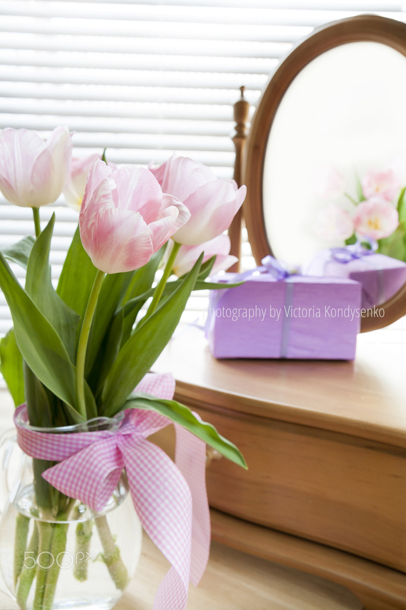 Canon EOS 1000D (EOS Digital Rebel XS / EOS Kiss F) sample photo. Pink tulips, gift and mirror, backlight background photography