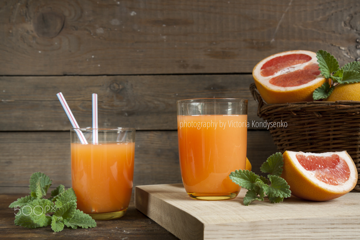 Canon EOS 1000D (EOS Digital Rebel XS / EOS Kiss F) sample photo. Natural and fresh grapefruit juice in glass with freshly harvest photography