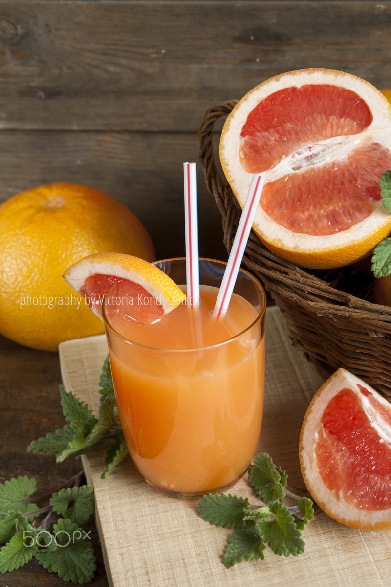 Canon EOS 1000D (EOS Digital Rebel XS / EOS Kiss F) sample photo. Natural and fresh grapefruit juice in glass with freshly harvest photography