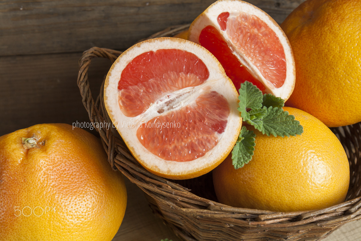 Canon EOS 1000D (EOS Digital Rebel XS / EOS Kiss F) sample photo. Freshly harvested grapefruit in basket photography