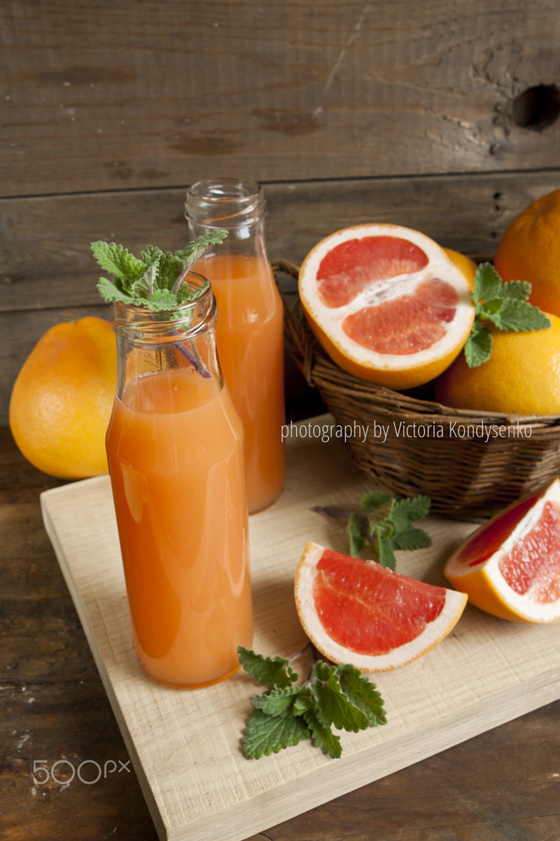 Canon EOS 1000D (EOS Digital Rebel XS / EOS Kiss F) sample photo. Natural and fresh grapefruit juice in small bottles photography