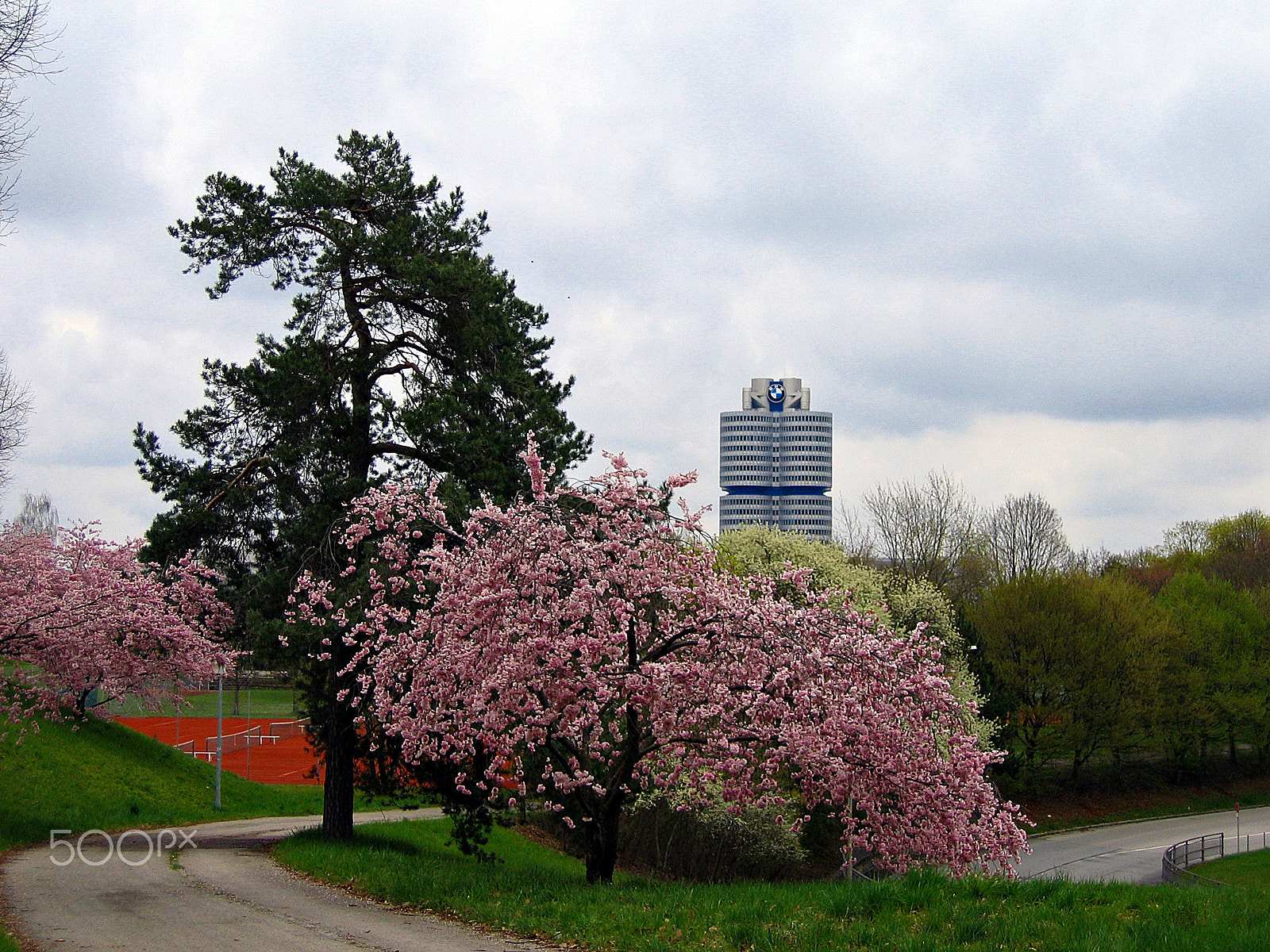 Canon POWERSHOT S50 sample photo. Bmw tower photography