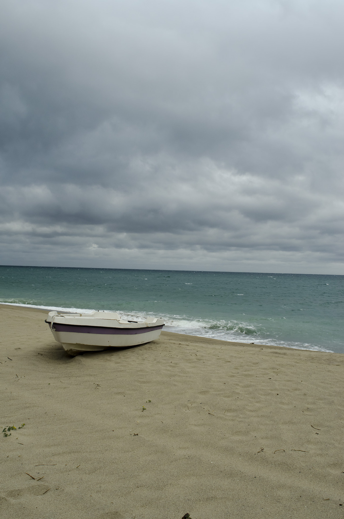 Nikon D7000 + Sigma 24mm F2.8 Super Wide II Macro sample photo. Ship on sand photography