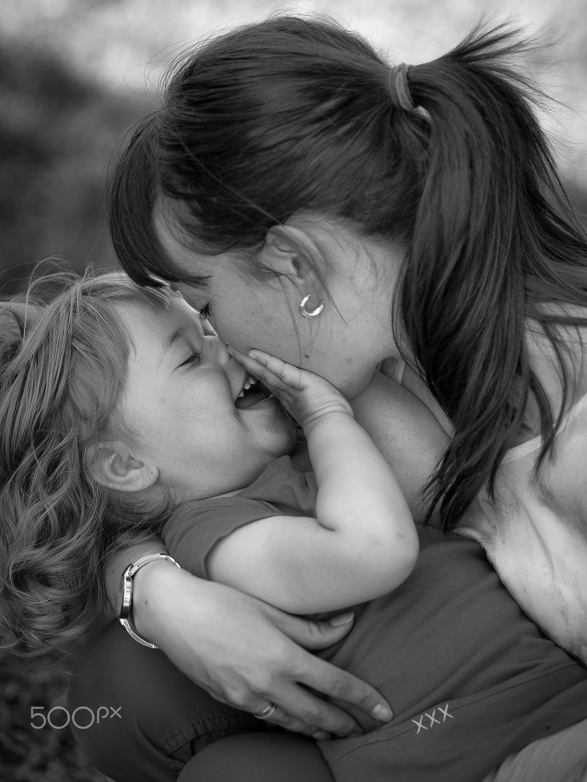 Olympus OM-D E-M5 II + Olympus M.Zuiko Digital ED 75mm F1.8 sample photo. Mother and daughter photography