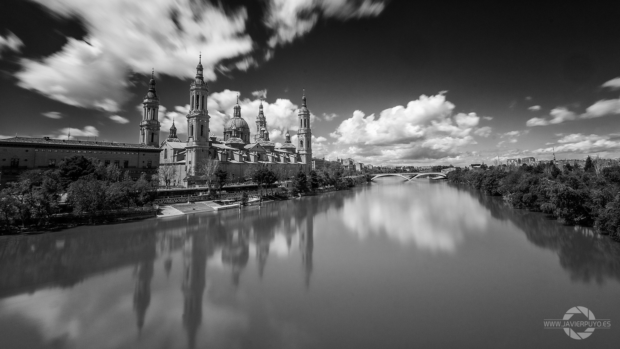 Sony SLT-A65 (SLT-A65V) + 20mm F2.8 sample photo. Zaragoza b/n photography
