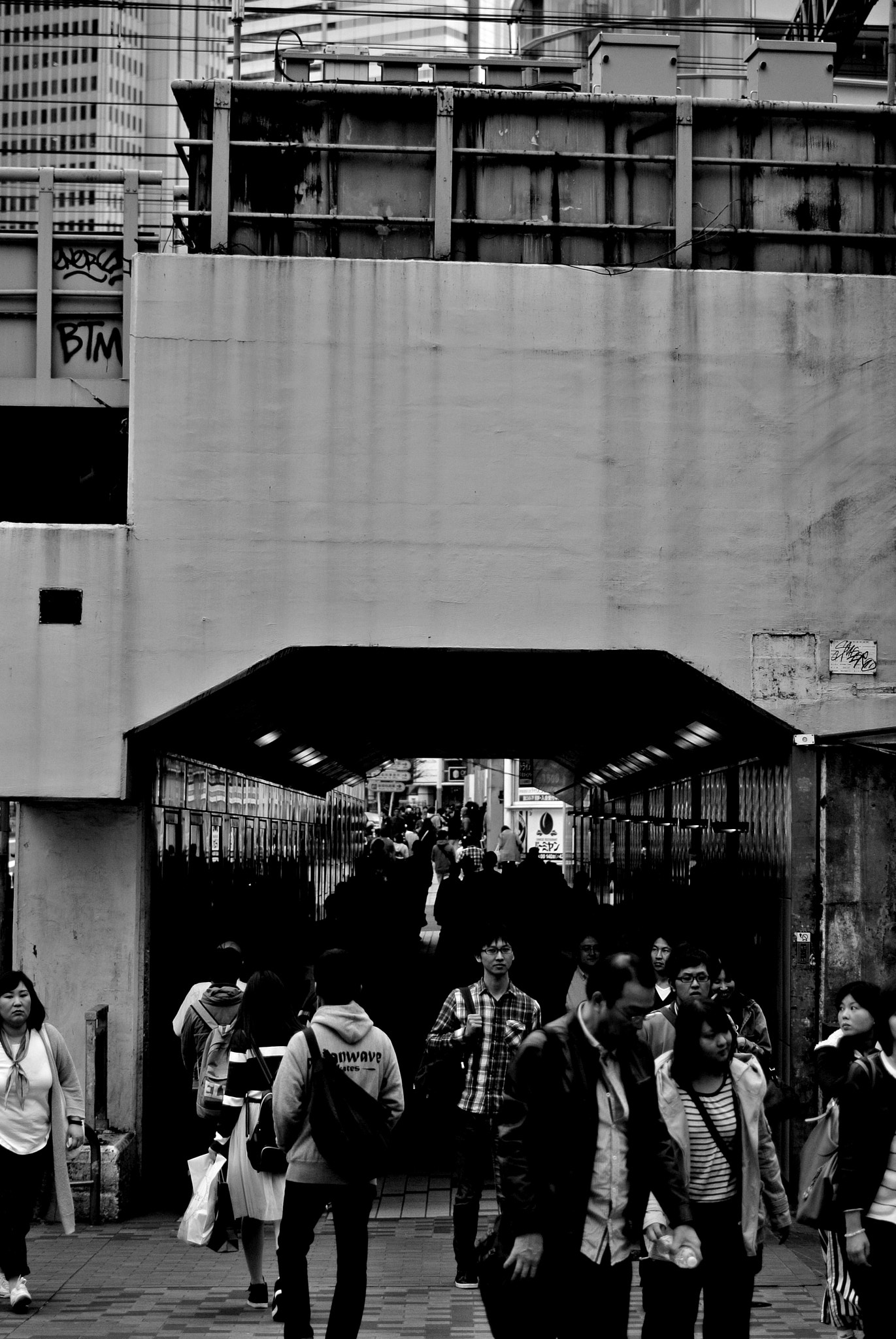 Nikon 1 Nikkor 32mm F1.2 sample photo. Shinjuku stranger photography