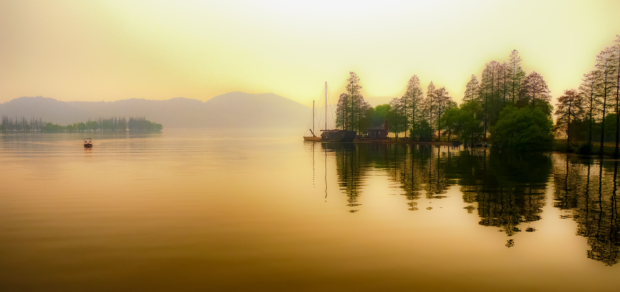 LUMIX G VARIO PZ 14-42/F3.5-5.6 sample photo. Boat on calm lake photography