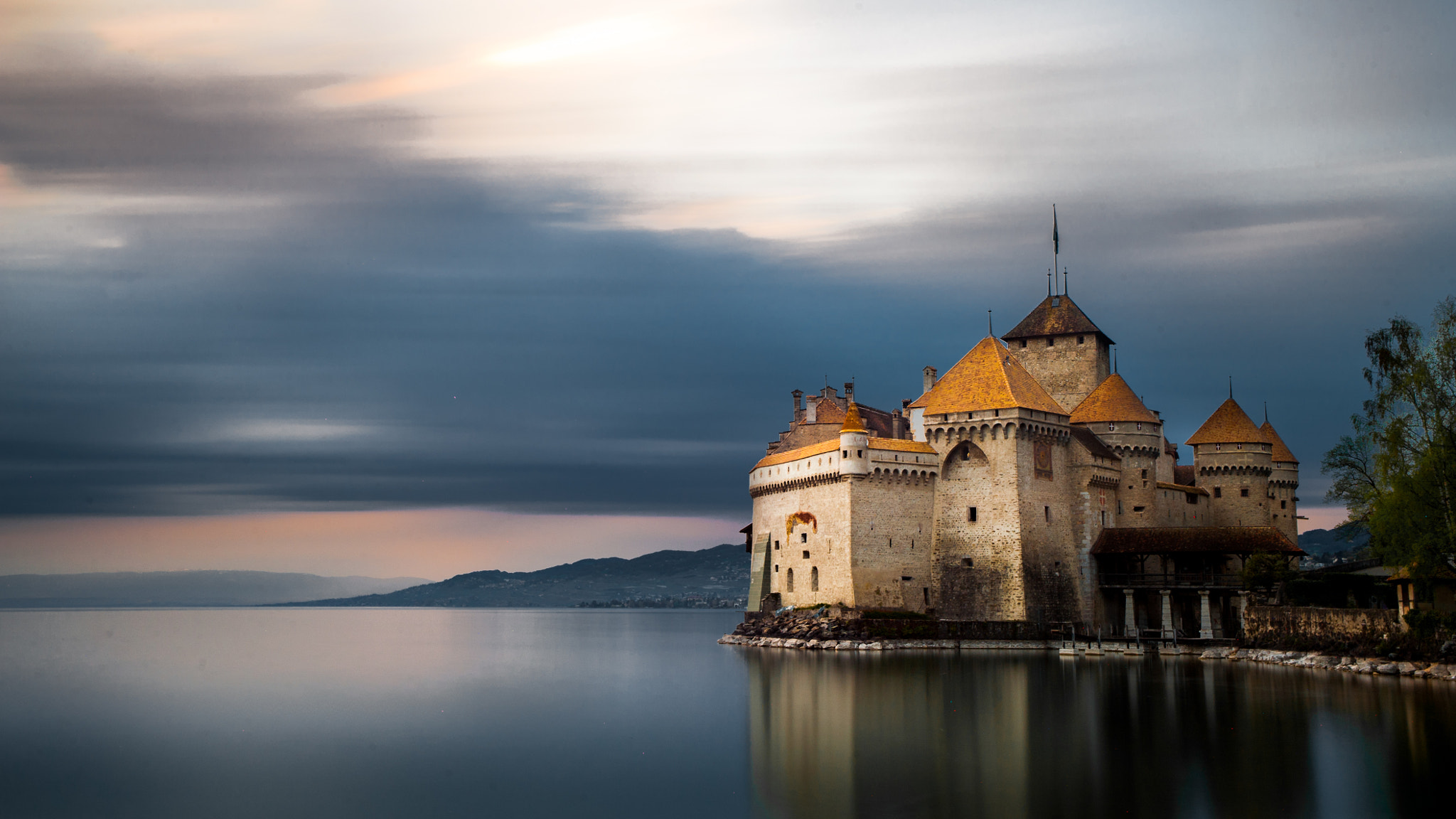 Tamron SP AF 20-40mm f/2.7-3.5 (166D) sample photo. Château de chillon photography