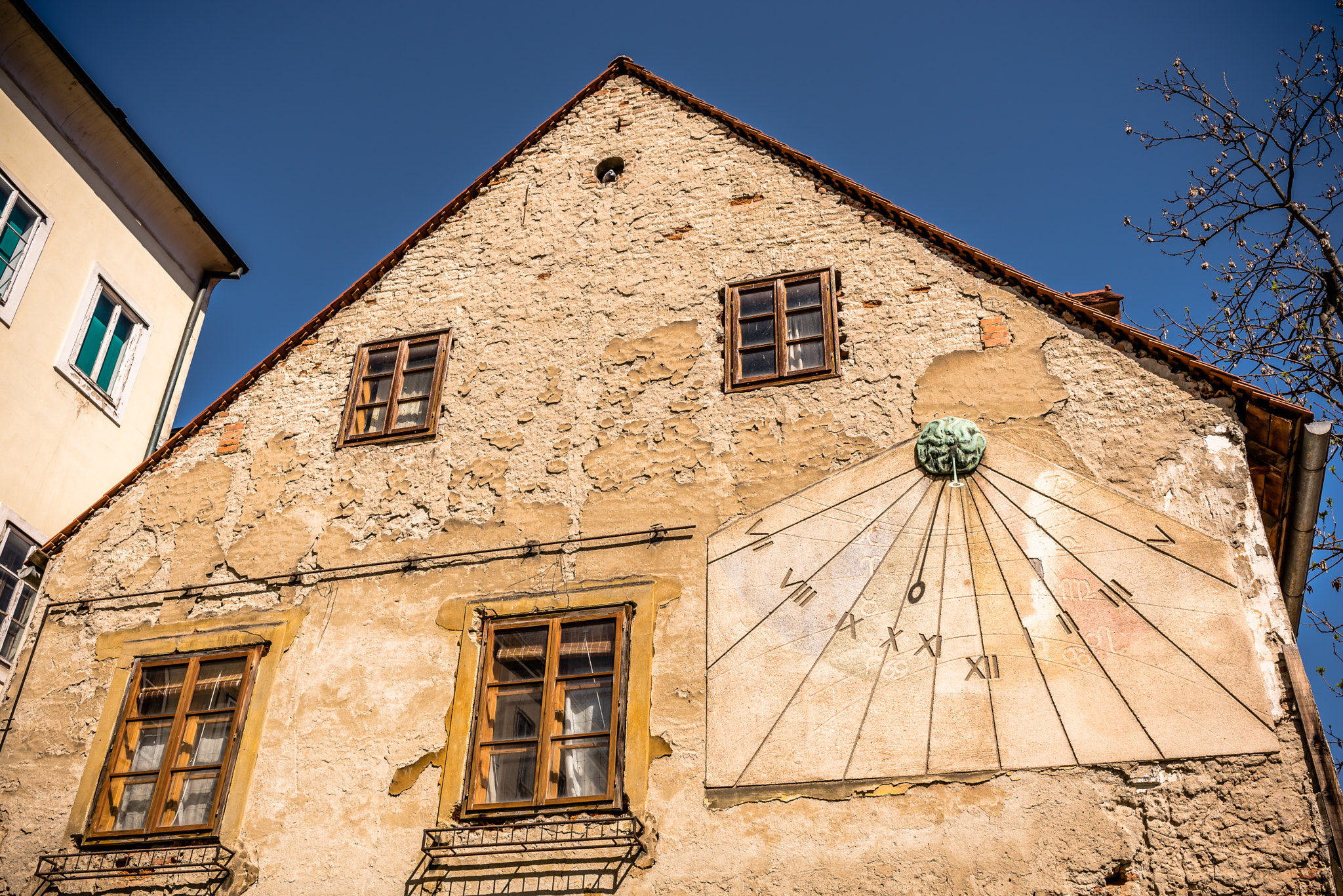 Nikon D750 + AF-S Nikkor 35mm f/1.8G sample photo. Old city zagreb, sun watch photography