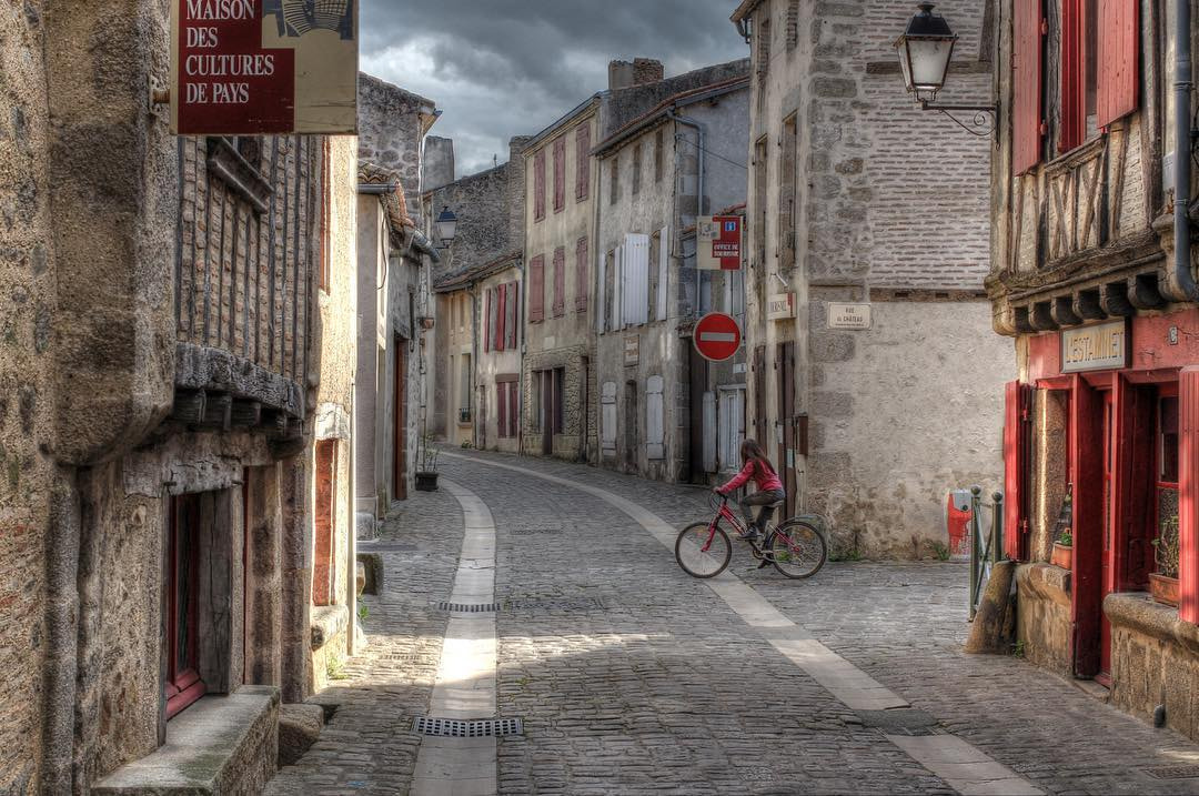 Parthenay. Rue médiévale. #igersniort #igersfrance #parthenay #deuxsevres #medieval